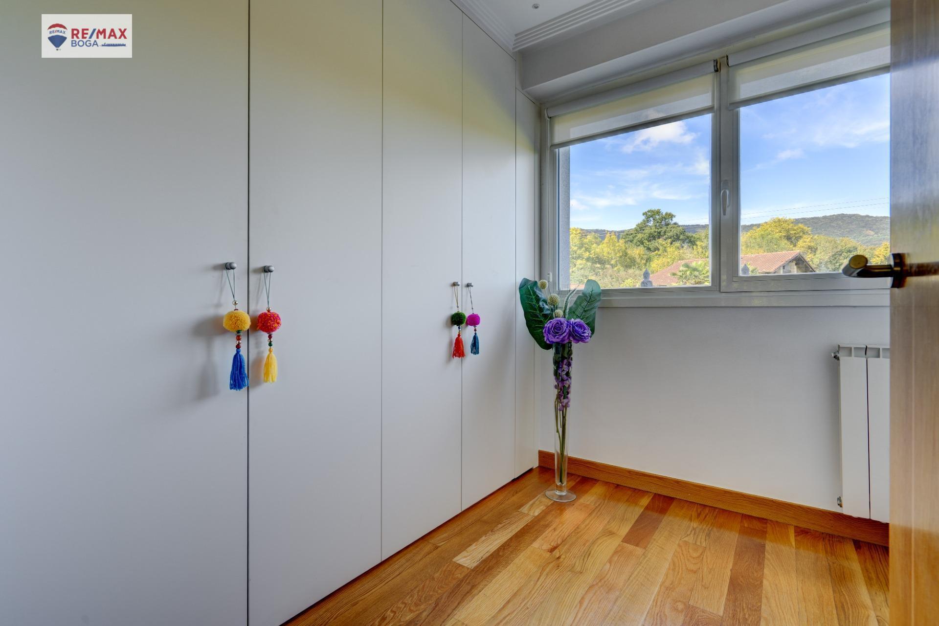 EXCLUSIVA VILLA ADOSADA (EN ESQUINA), UBICADA EN EL GOLF DE HONDARRIBIA