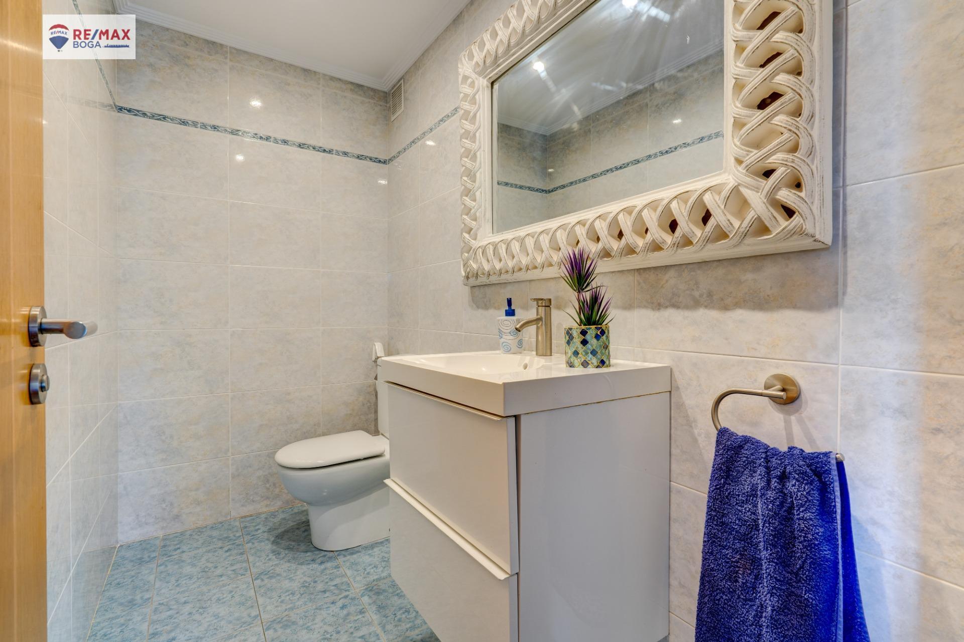 EXCLUSIVA VILLA ADOSADA (EN ESQUINA), UBICADA EN EL GOLF DE HONDARRIBIA