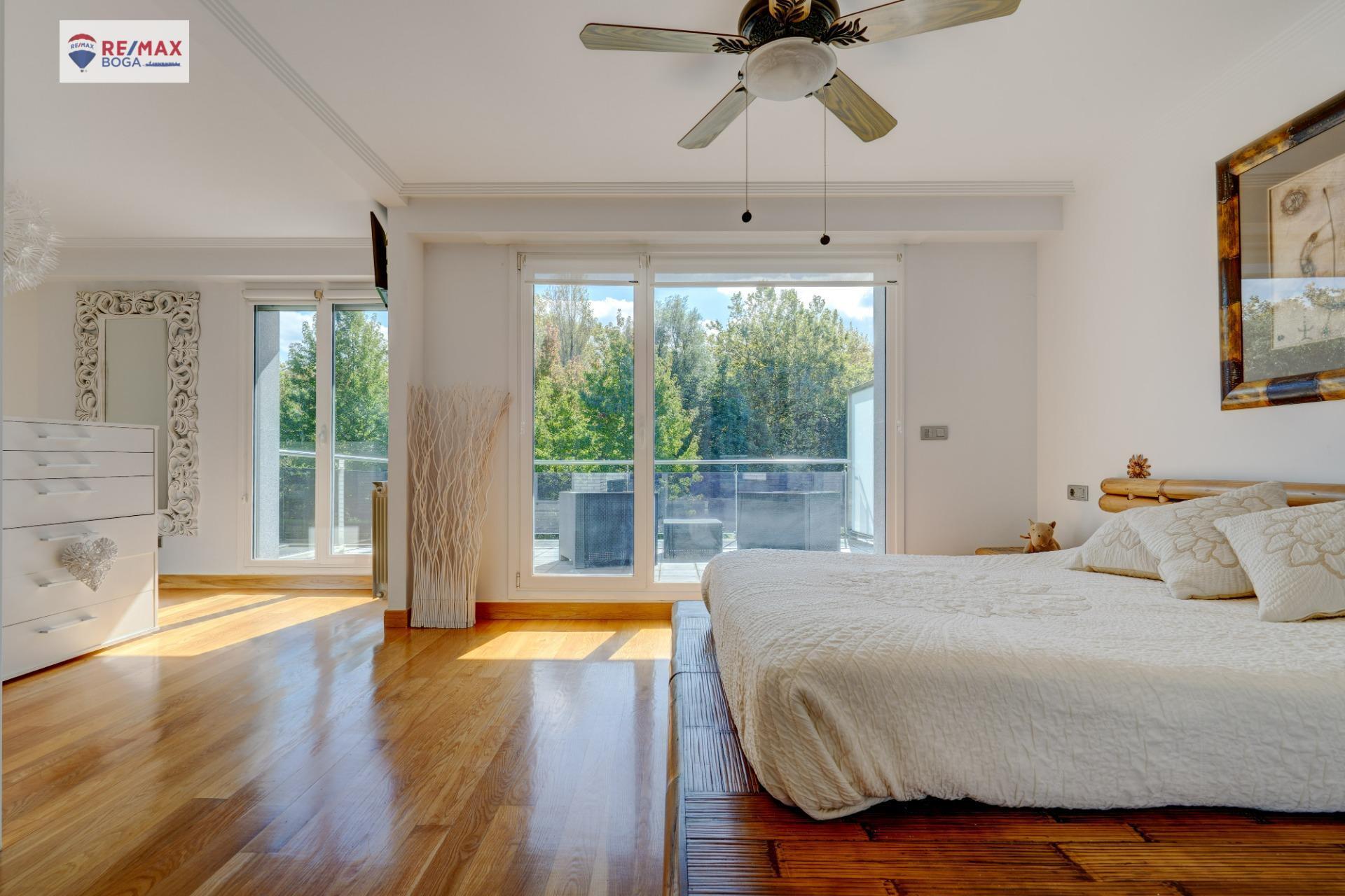 EXCLUSIVA VILLA ADOSADA (EN ESQUINA), UBICADA EN EL GOLF DE HONDARRIBIA