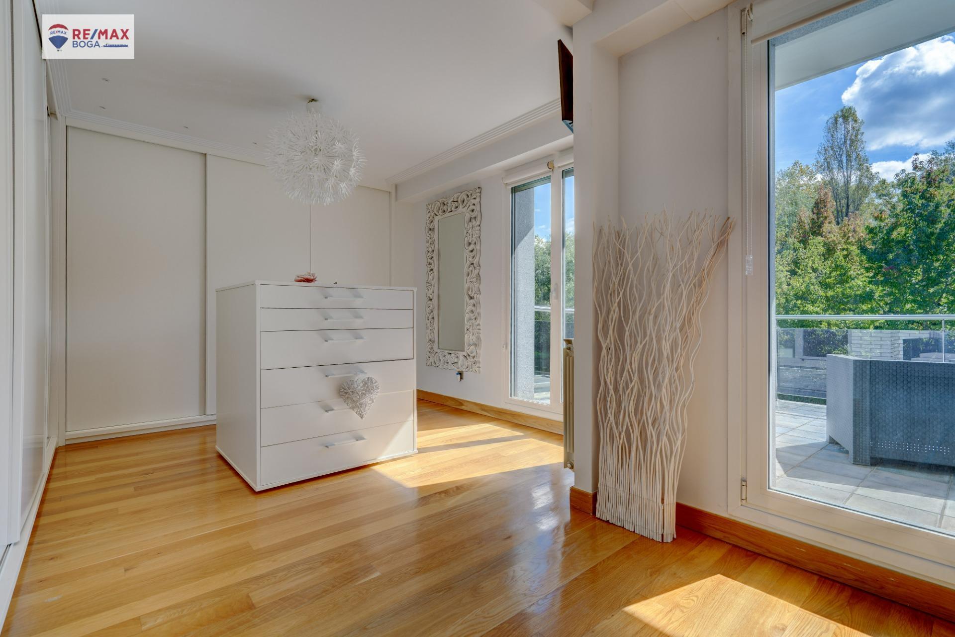 EXCLUSIVA VILLA ADOSADA (EN ESQUINA), UBICADA EN EL GOLF DE HONDARRIBIA