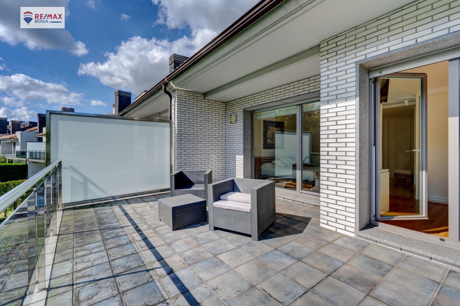 EXCLUSIVA VILLA ADOSADA (EN ESQUINA), UBICADA EN EL GOLF DE HONDARRIBIA