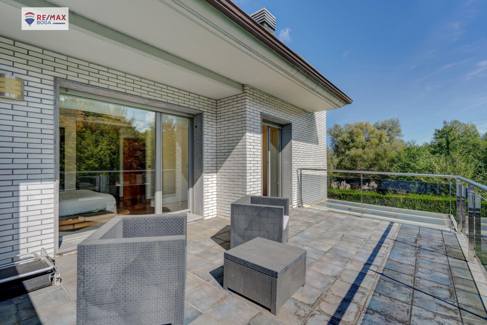 EXCLUSIVA VILLA ADOSADA (EN ESQUINA), UBICADA EN EL GOLF DE HONDARRIBIA