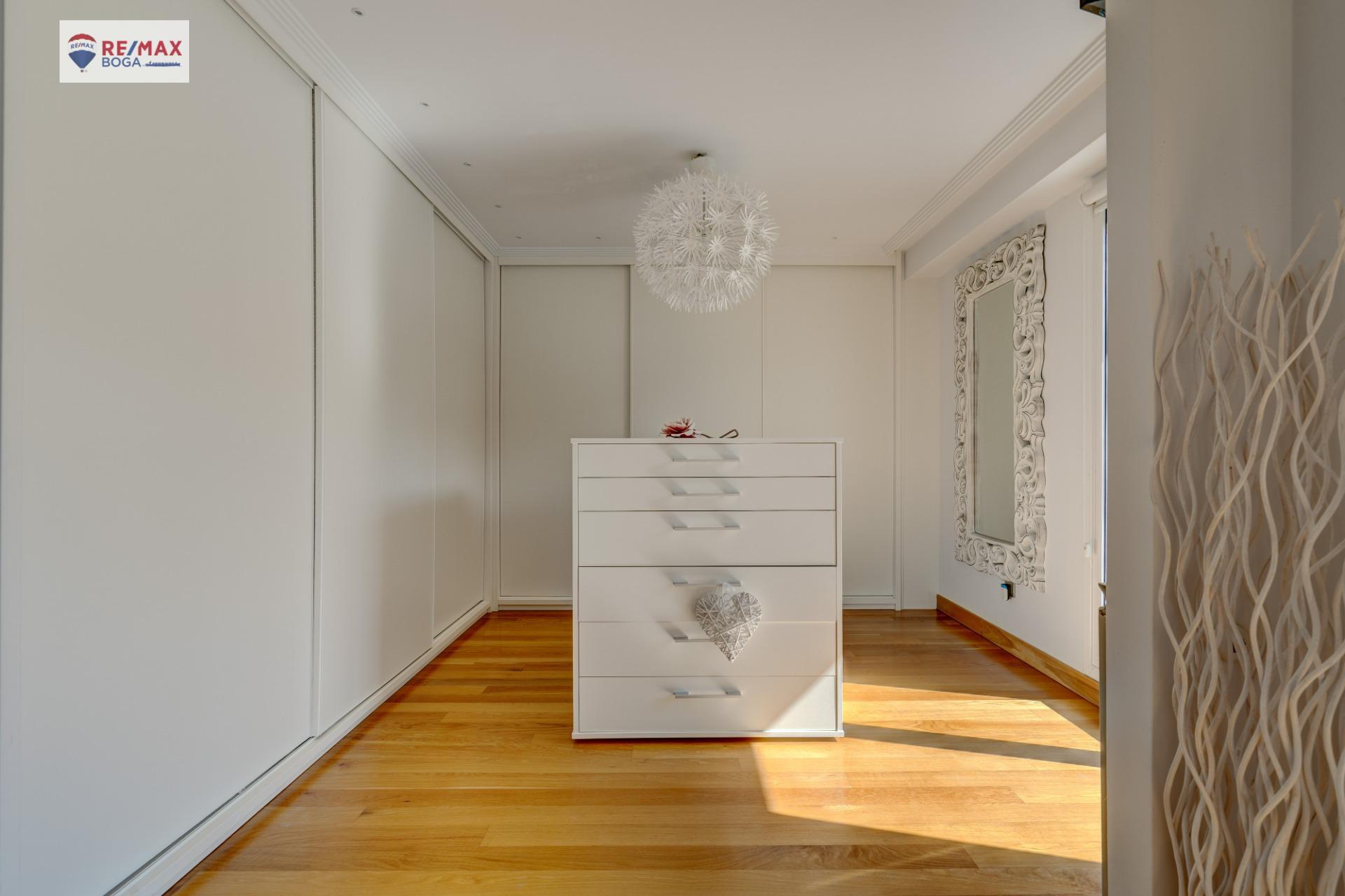 EXCLUSIVA VILLA ADOSADA (EN ESQUINA), UBICADA EN EL GOLF DE HONDARRIBIA