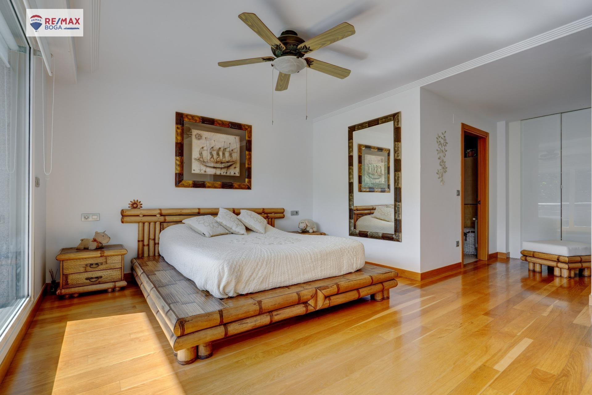 EXCLUSIVA VILLA ADOSADA (EN ESQUINA), UBICADA EN EL GOLF DE HONDARRIBIA