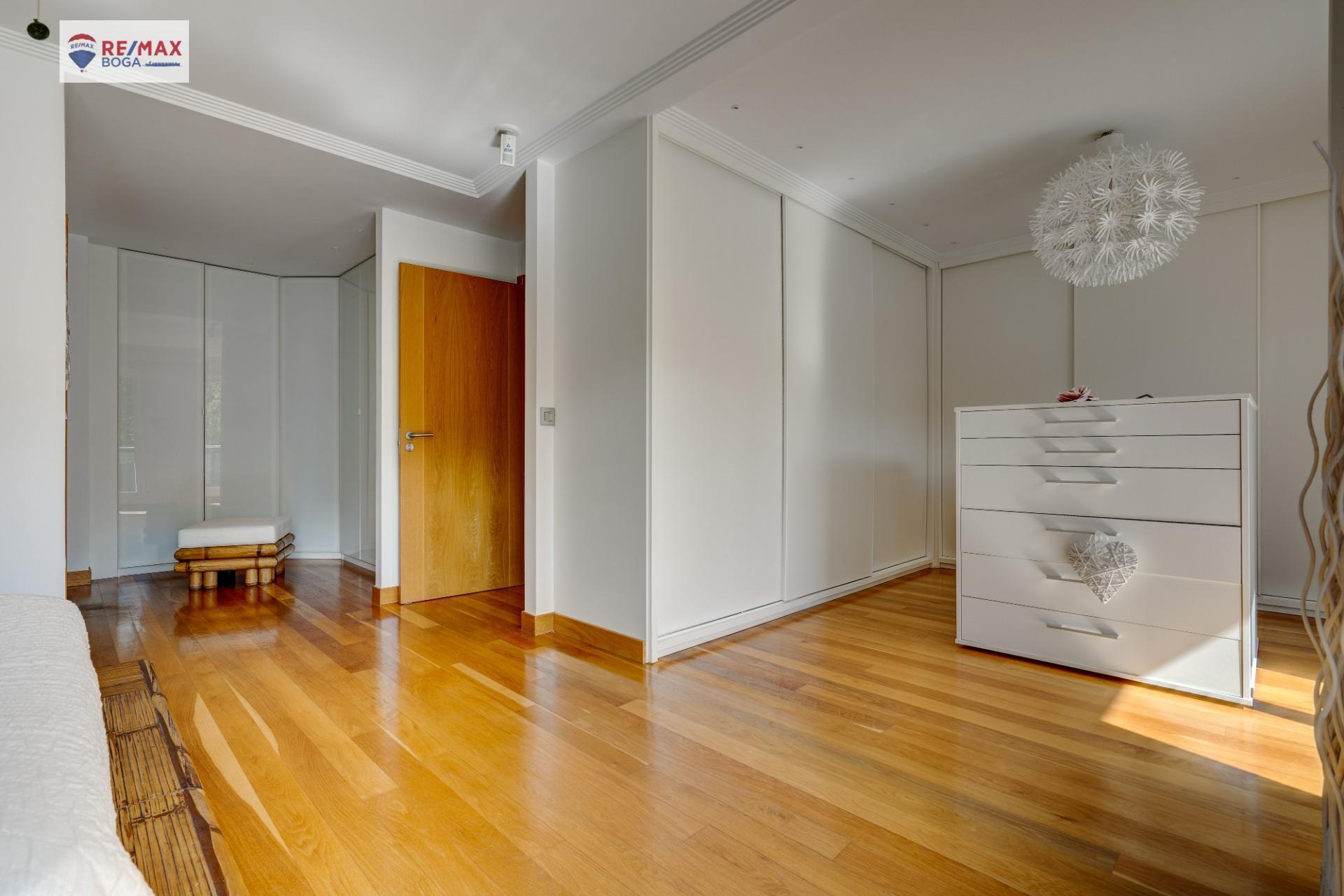 EXCLUSIVA VILLA ADOSADA (EN ESQUINA), UBICADA EN EL GOLF DE HONDARRIBIA