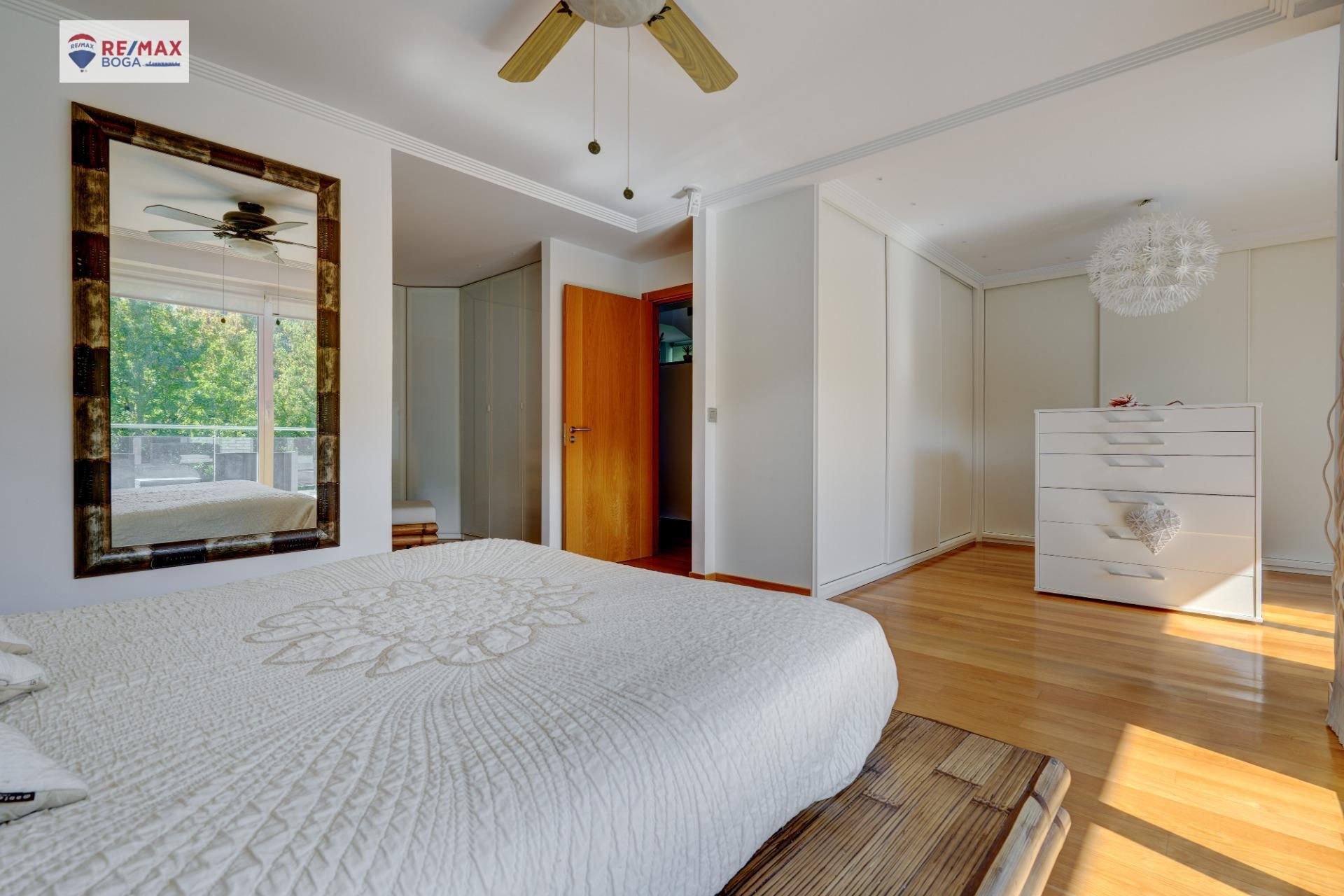 EXCLUSIVA VILLA ADOSADA (EN ESQUINA), UBICADA EN EL GOLF DE HONDARRIBIA