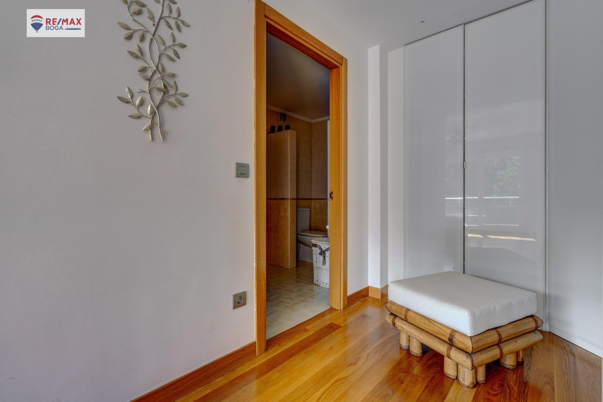 EXCLUSIVA VILLA ADOSADA (EN ESQUINA), UBICADA EN EL GOLF DE HONDARRIBIA