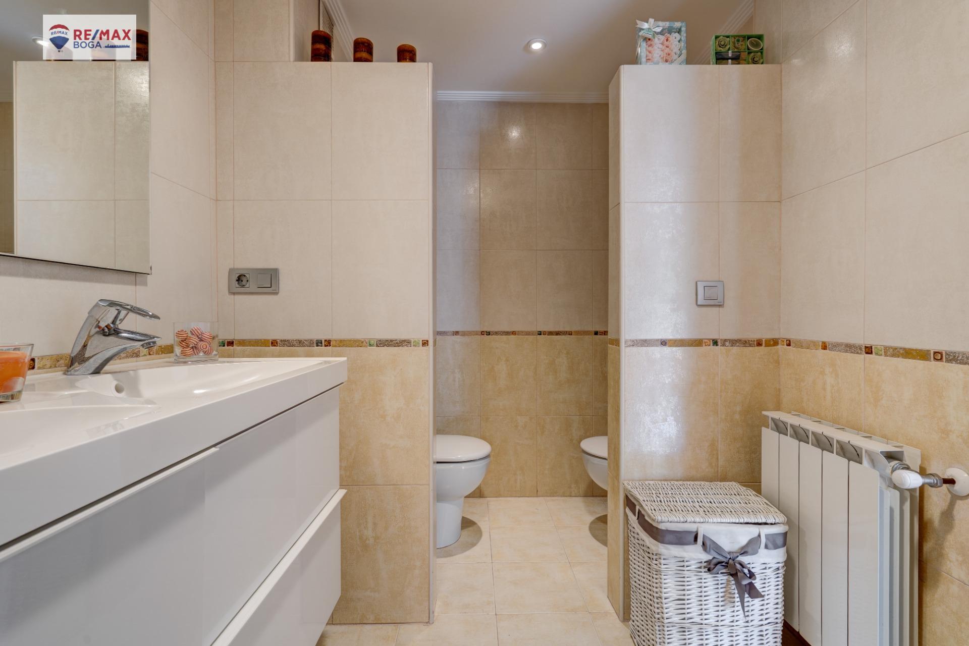 EXCLUSIVA VILLA ADOSADA (EN ESQUINA), UBICADA EN EL GOLF DE HONDARRIBIA