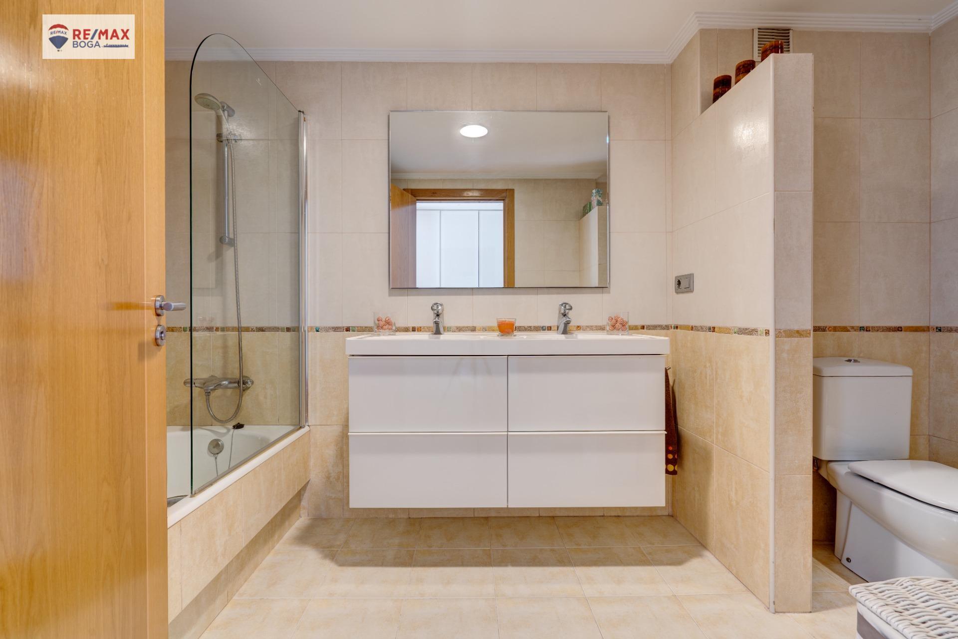 EXCLUSIVA VILLA ADOSADA (EN ESQUINA), UBICADA EN EL GOLF DE HONDARRIBIA