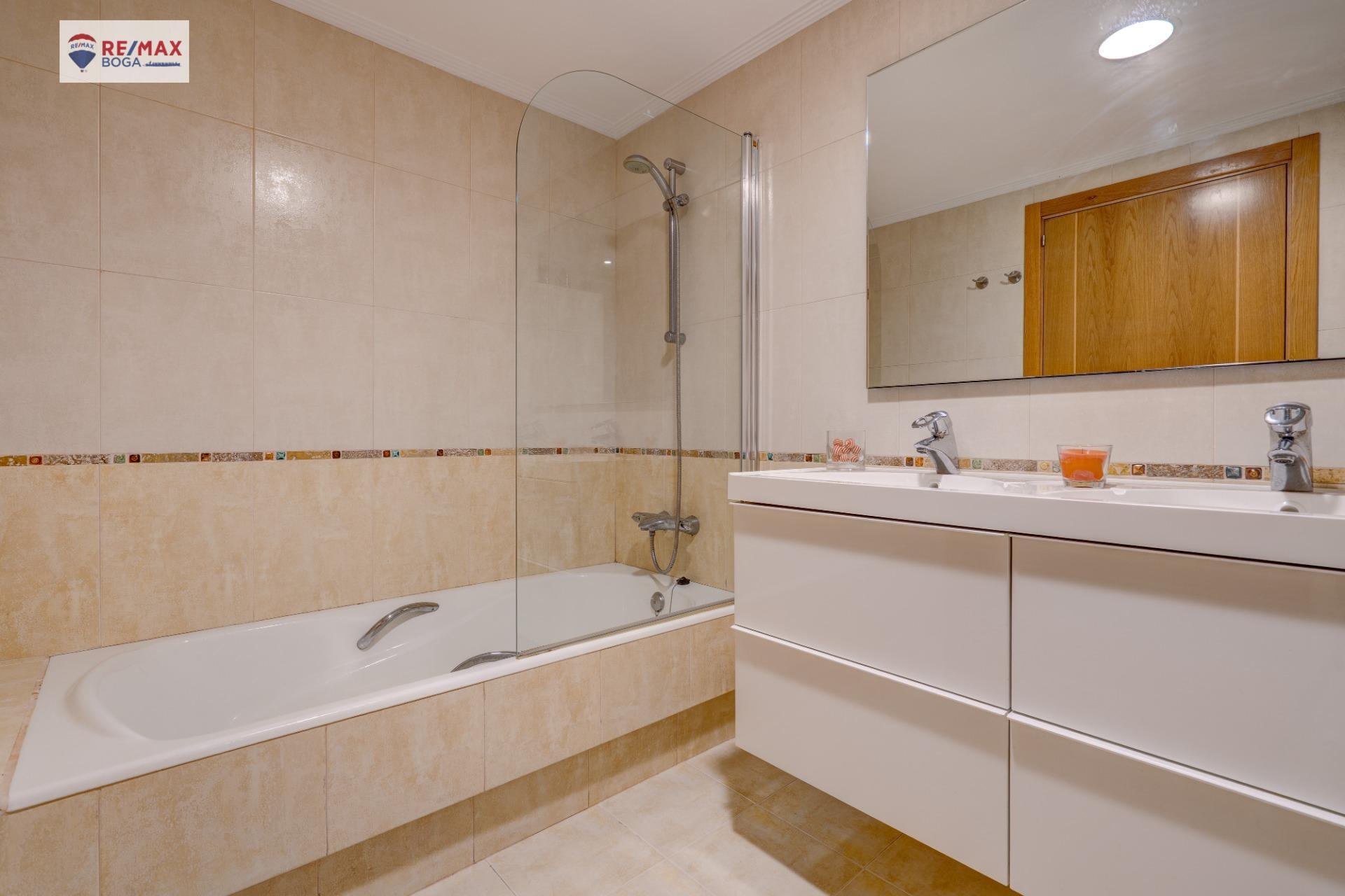 EXCLUSIVA VILLA ADOSADA (EN ESQUINA), UBICADA EN EL GOLF DE HONDARRIBIA