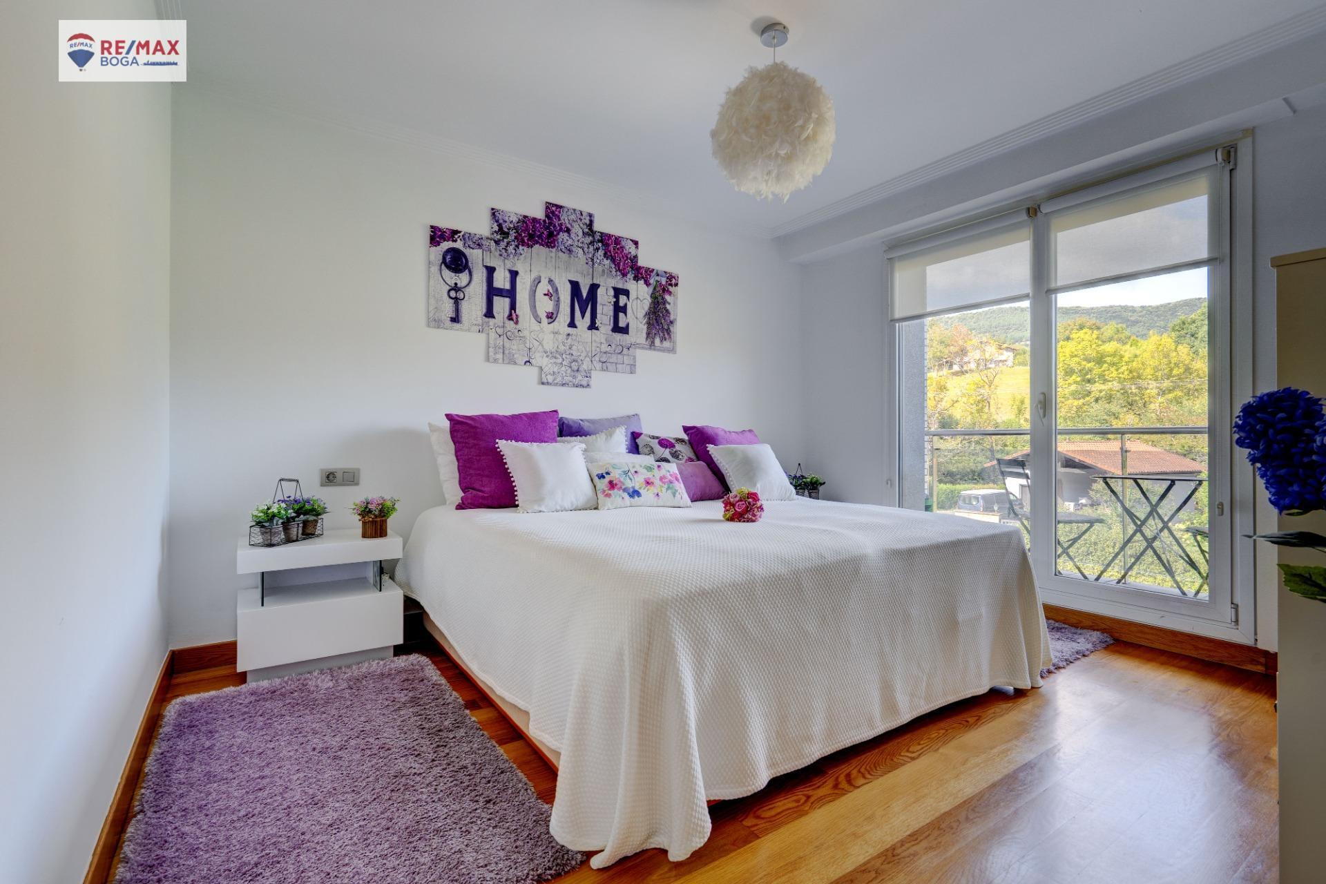 EXCLUSIVA VILLA ADOSADA (EN ESQUINA), UBICADA EN EL GOLF DE HONDARRIBIA