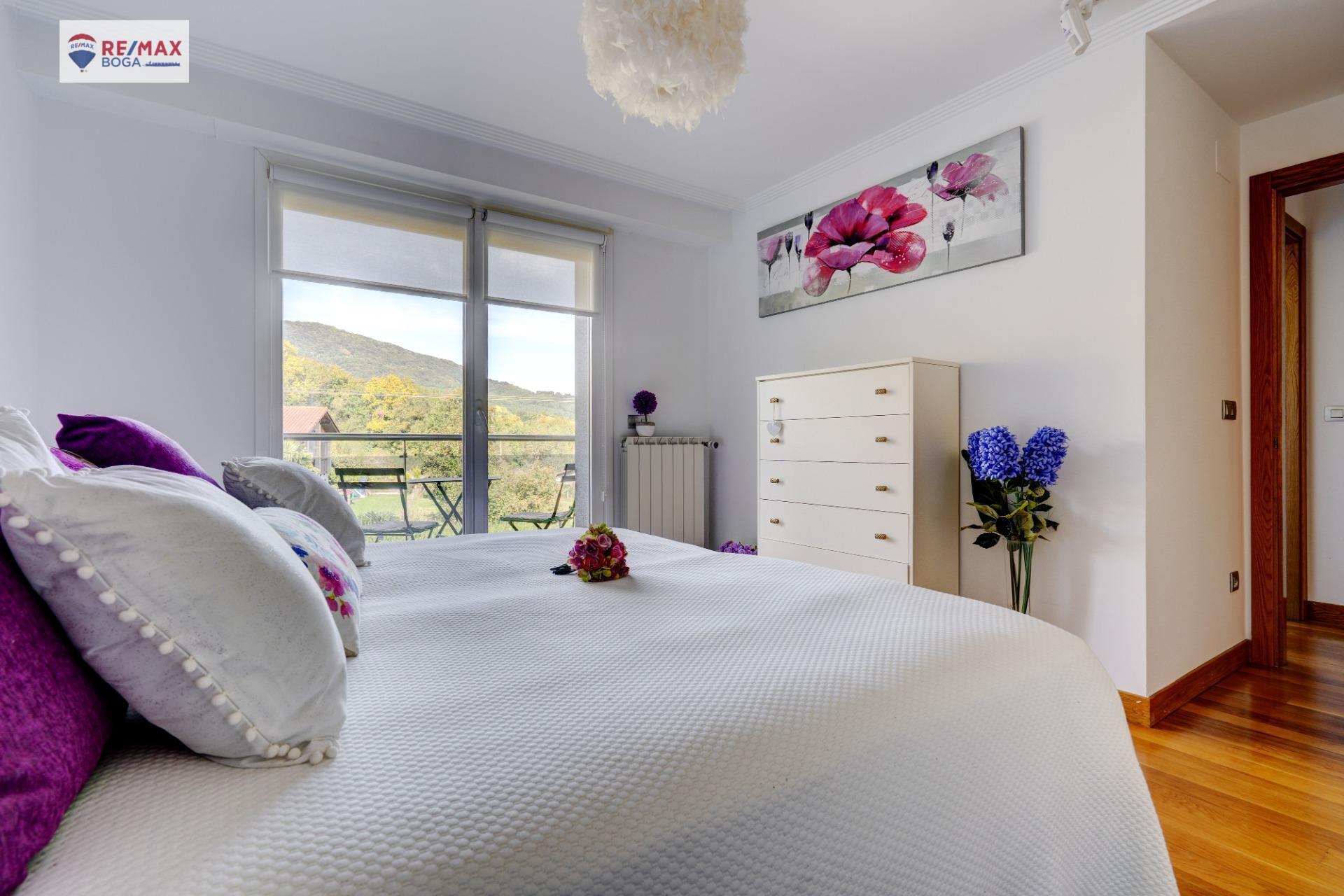 EXCLUSIVA VILLA ADOSADA (EN ESQUINA), UBICADA EN EL GOLF DE HONDARRIBIA