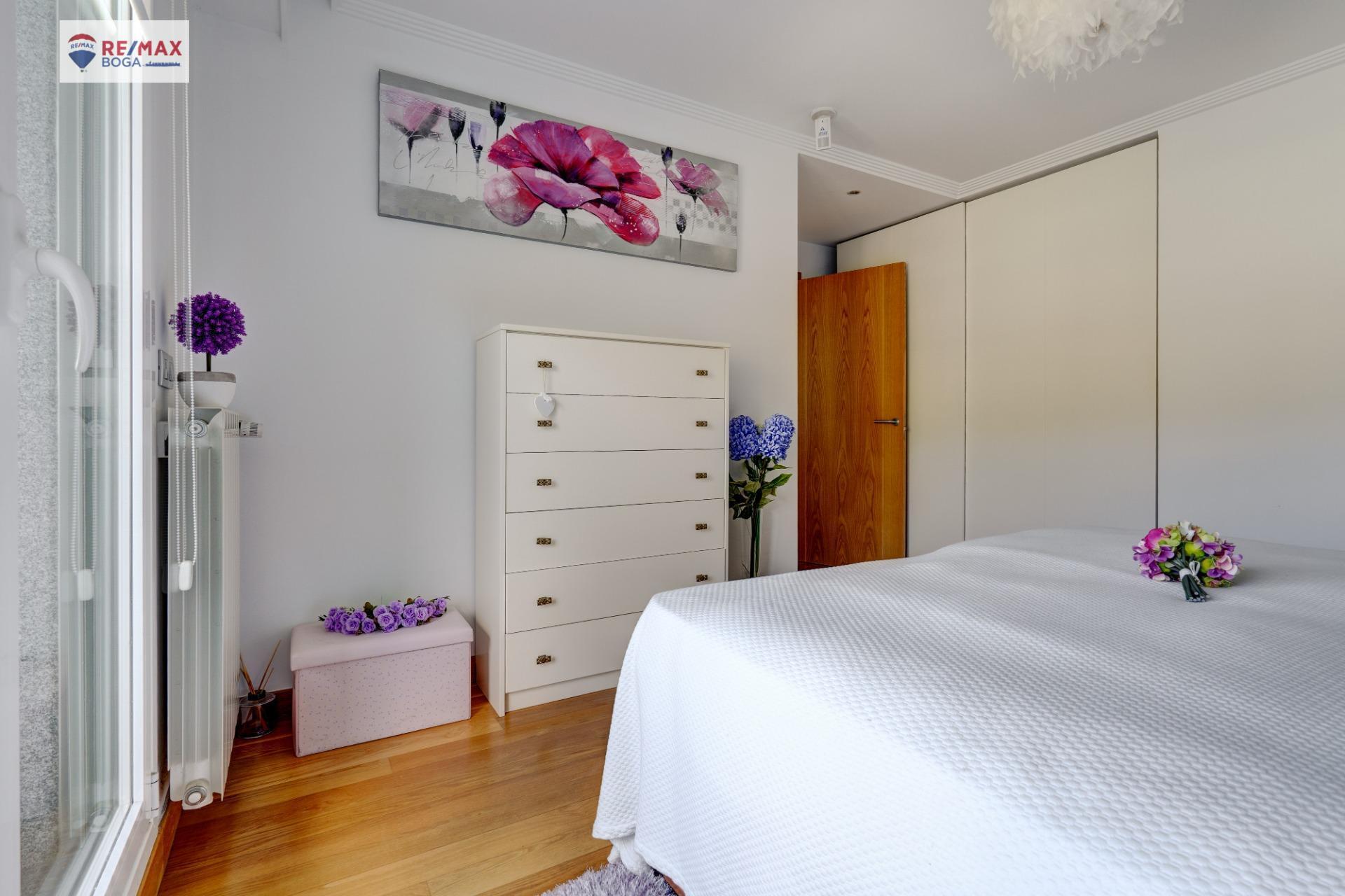 EXCLUSIVA VILLA ADOSADA (EN ESQUINA), UBICADA EN EL GOLF DE HONDARRIBIA