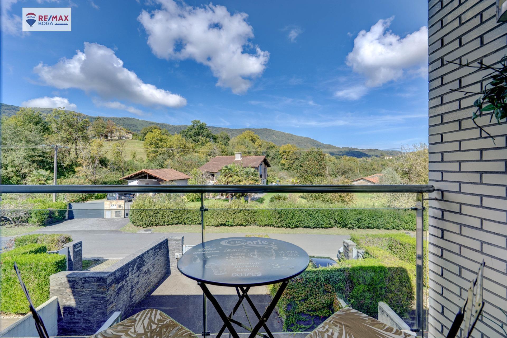 EXCLUSIVA VILLA ADOSADA (EN ESQUINA), UBICADA EN EL GOLF DE HONDARRIBIA
