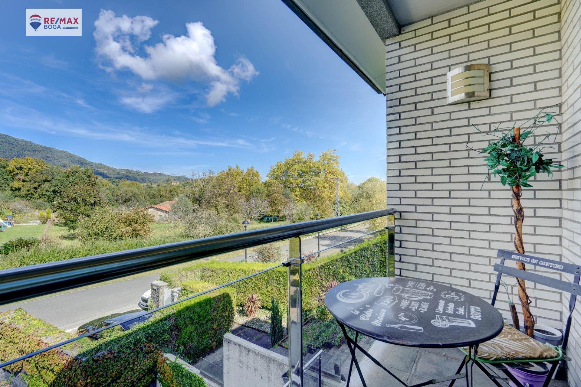 EXCLUSIVA VILLA ADOSADA (EN ESQUINA), UBICADA EN EL GOLF DE HONDARRIBIA