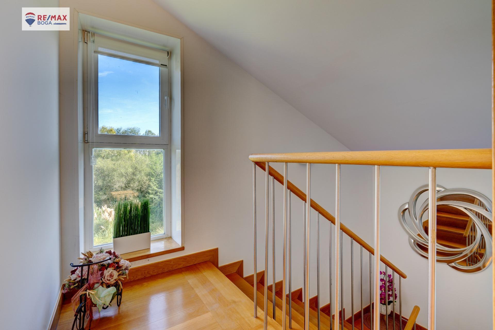 EXCLUSIVA VILLA ADOSADA (EN ESQUINA), UBICADA EN EL GOLF DE HONDARRIBIA