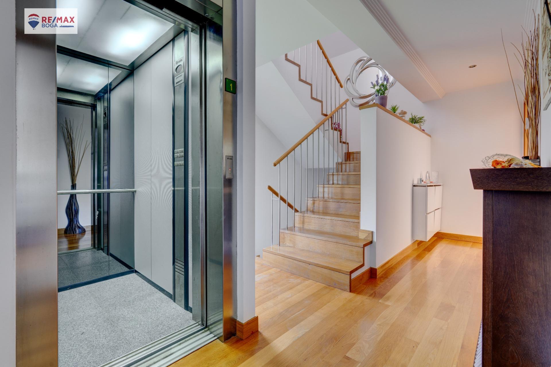 EXCLUSIVA VILLA ADOSADA (EN ESQUINA), UBICADA EN EL GOLF DE HONDARRIBIA
