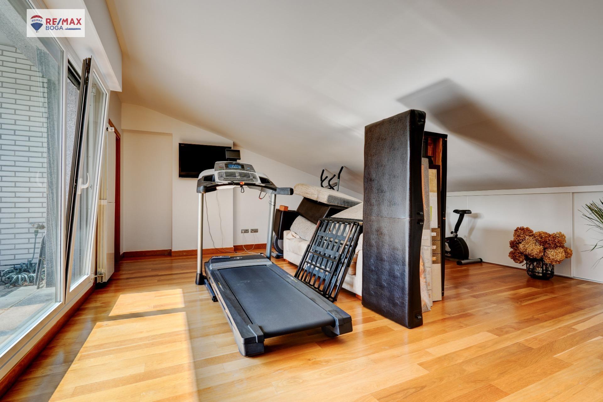 EXCLUSIVA VILLA ADOSADA (EN ESQUINA), UBICADA EN EL GOLF DE HONDARRIBIA