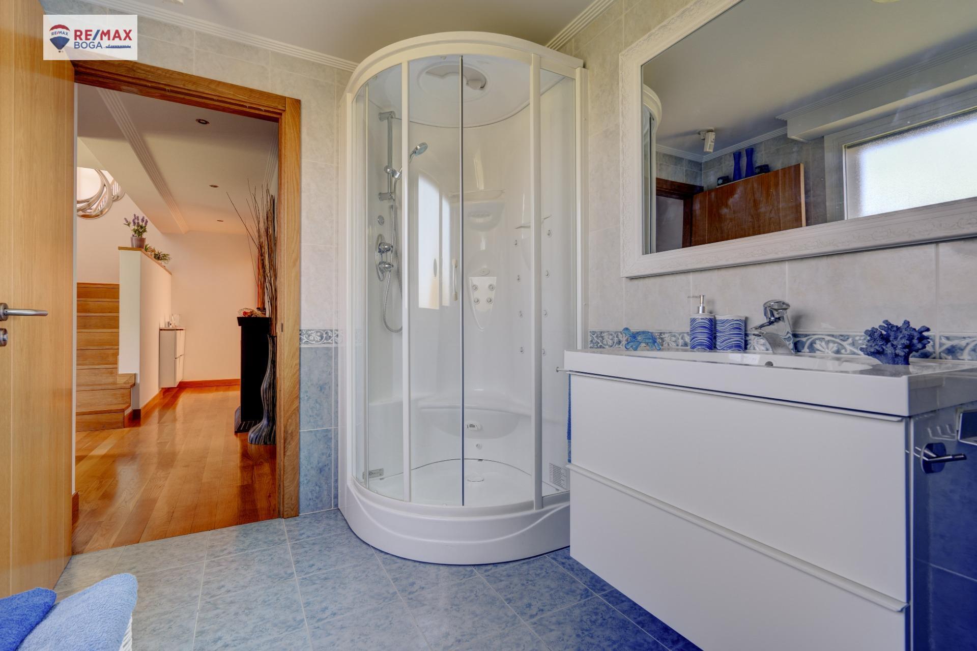 EXCLUSIVA VILLA ADOSADA (EN ESQUINA), UBICADA EN EL GOLF DE HONDARRIBIA