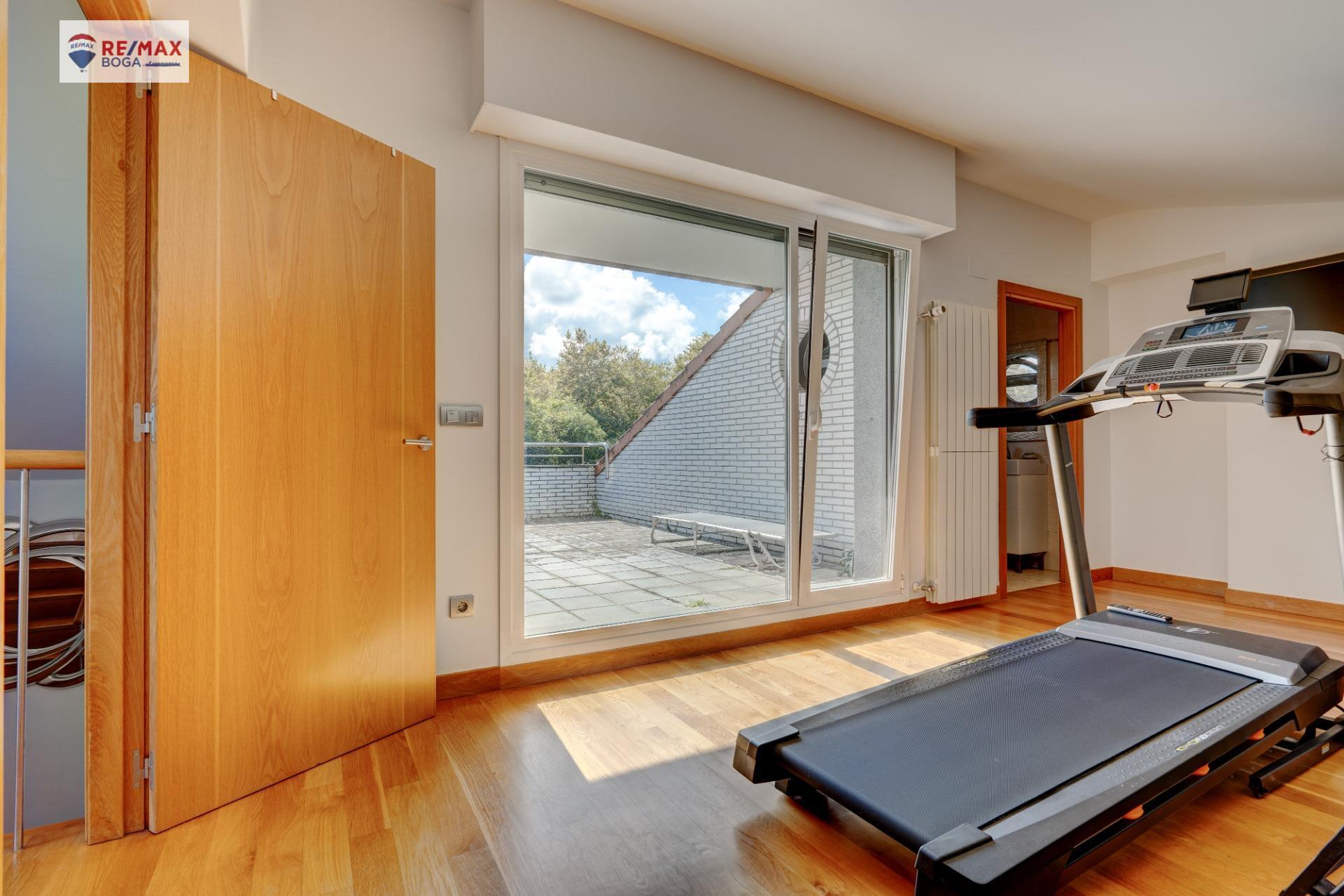 EXCLUSIVA VILLA ADOSADA (EN ESQUINA), UBICADA EN EL GOLF DE HONDARRIBIA