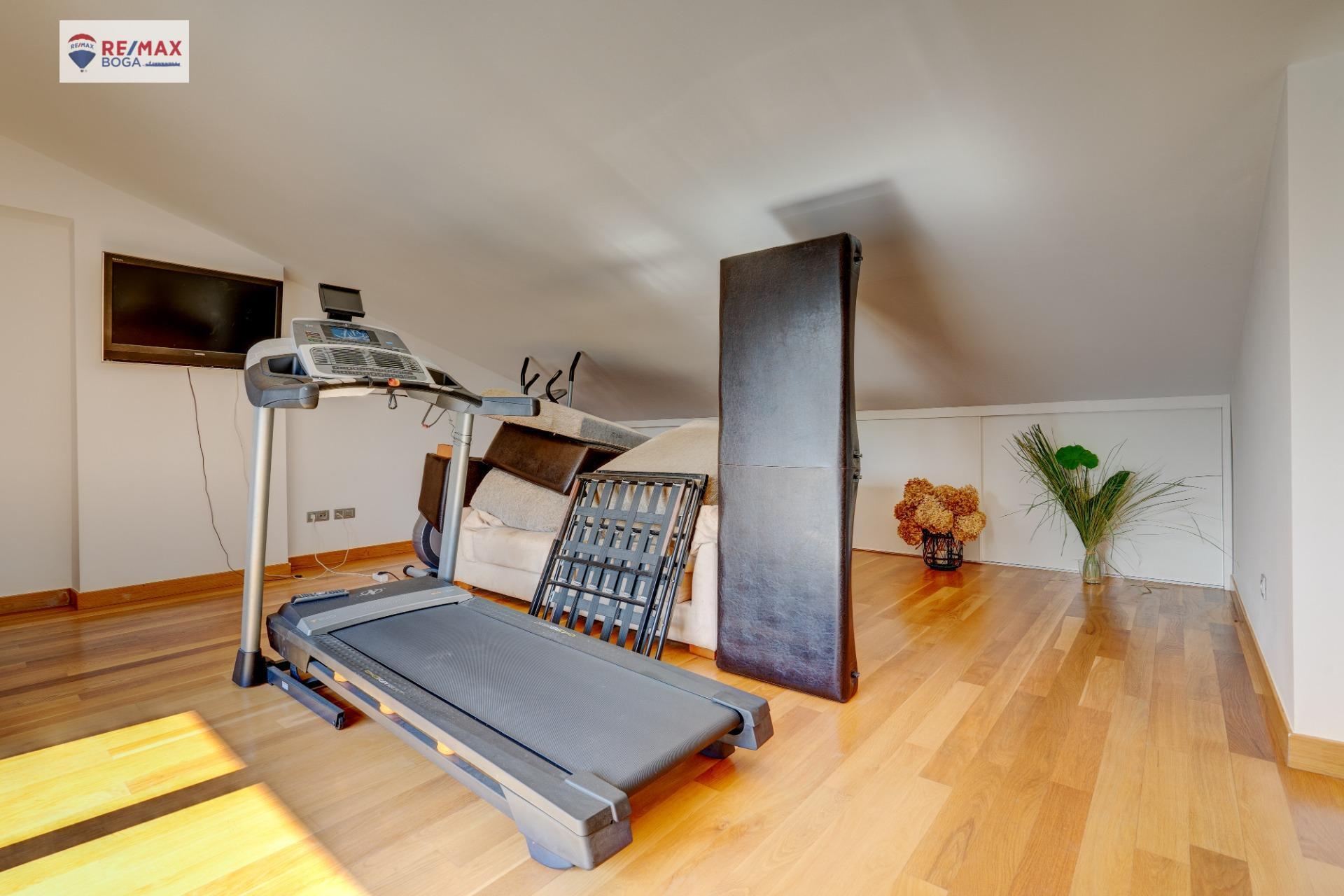 EXCLUSIVA VILLA ADOSADA (EN ESQUINA), UBICADA EN EL GOLF DE HONDARRIBIA