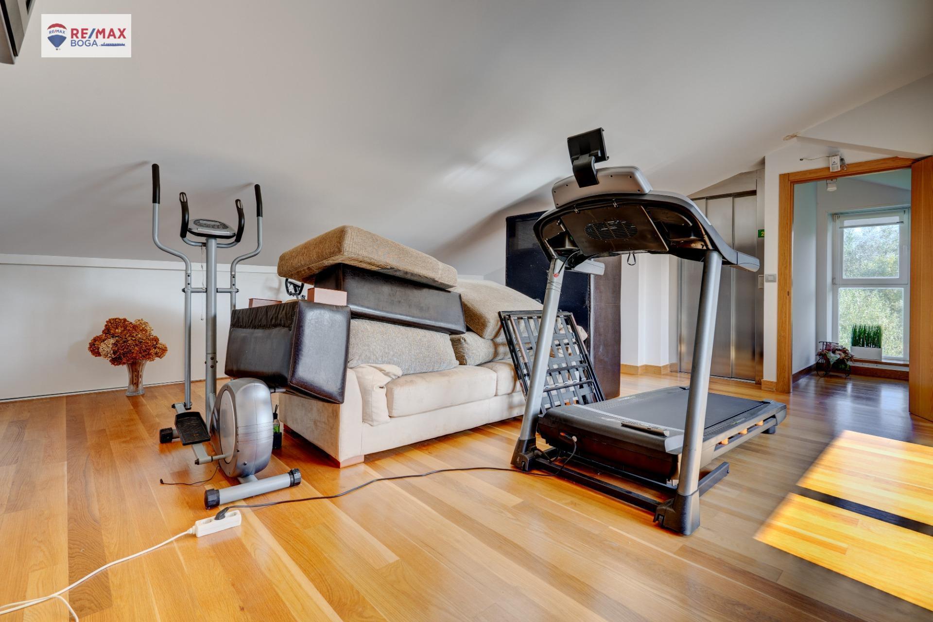 EXCLUSIVA VILLA ADOSADA (EN ESQUINA), UBICADA EN EL GOLF DE HONDARRIBIA