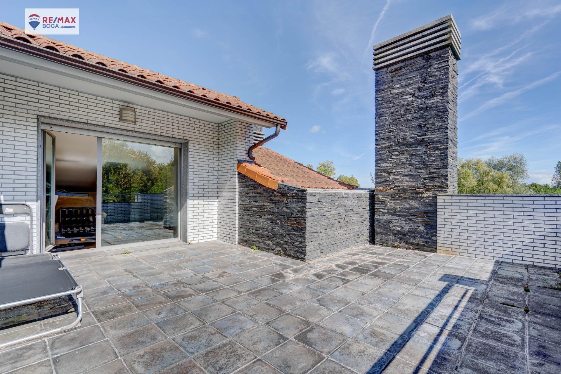 EXCLUSIVA VILLA ADOSADA (EN ESQUINA), UBICADA EN EL GOLF DE HONDARRIBIA