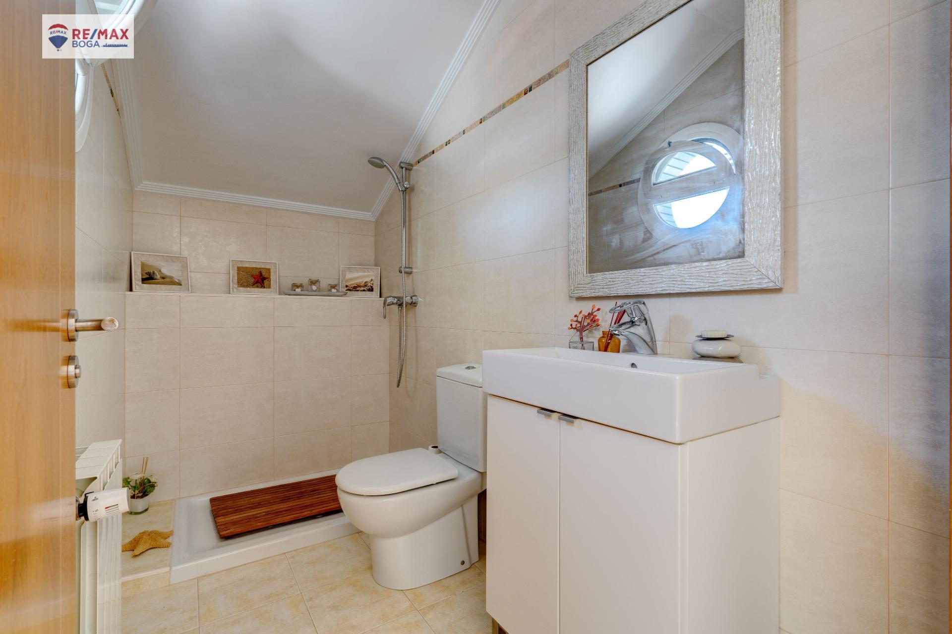 EXCLUSIVA VILLA ADOSADA (EN ESQUINA), UBICADA EN EL GOLF DE HONDARRIBIA