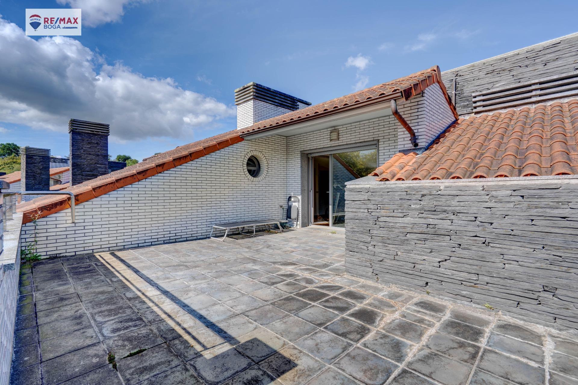 EXCLUSIVA VILLA ADOSADA (EN ESQUINA), UBICADA EN EL GOLF DE HONDARRIBIA