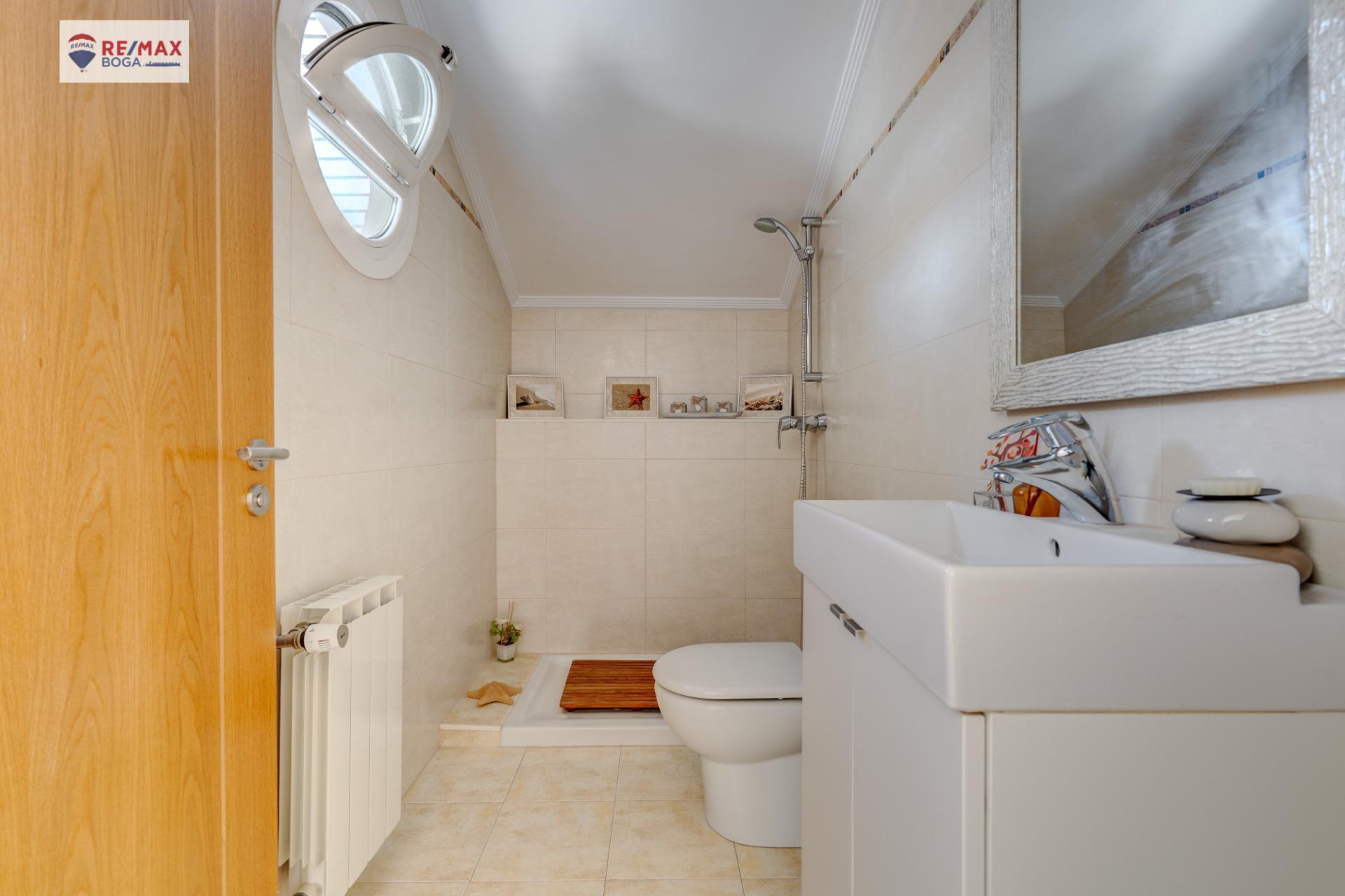 EXCLUSIVA VILLA ADOSADA (EN ESQUINA), UBICADA EN EL GOLF DE HONDARRIBIA