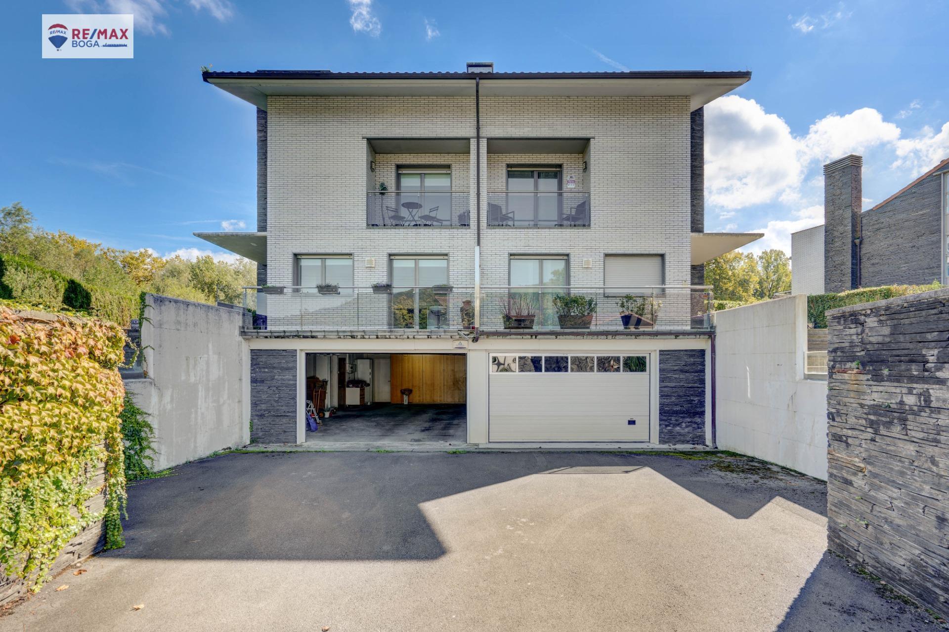 EXCLUSIVA VILLA ADOSADA (EN ESQUINA), UBICADA EN EL GOLF DE HONDARRIBIA