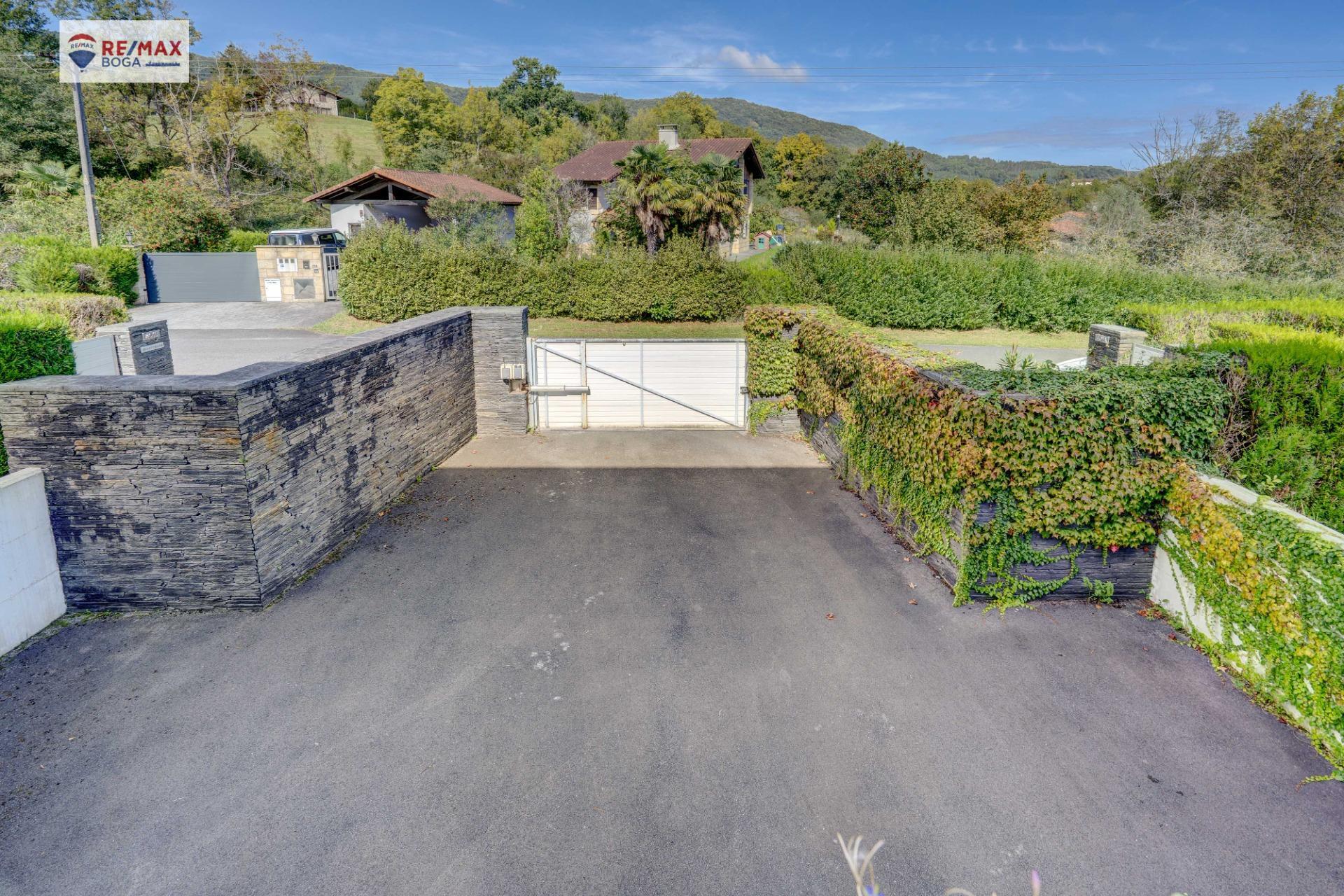 EXCLUSIVA VILLA ADOSADA (EN ESQUINA), UBICADA EN EL GOLF DE HONDARRIBIA