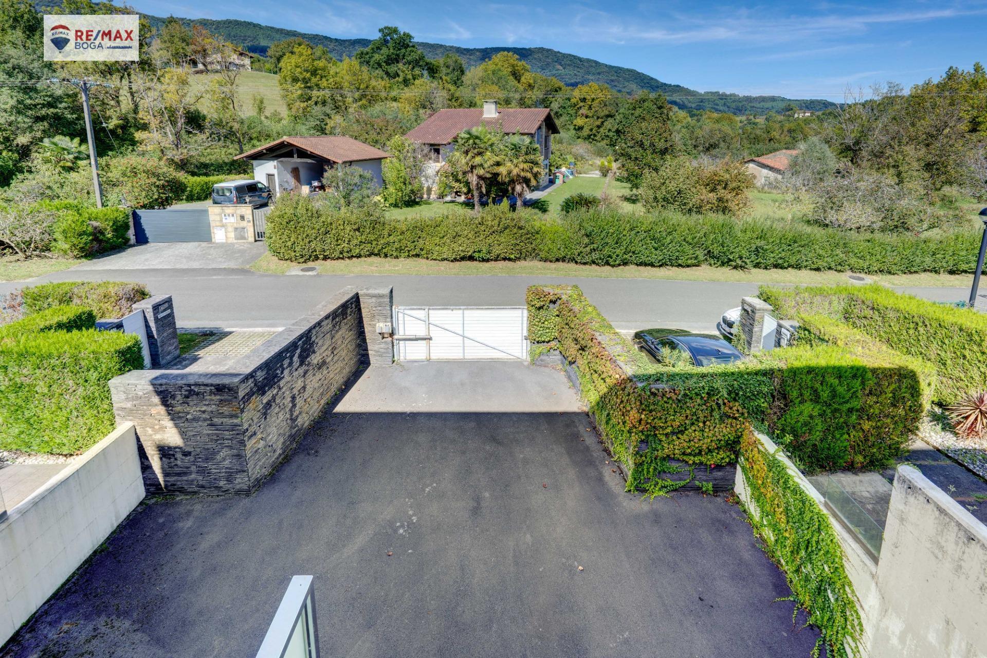 EXCLUSIVA VILLA ADOSADA (EN ESQUINA), UBICADA EN EL GOLF DE HONDARRIBIA
