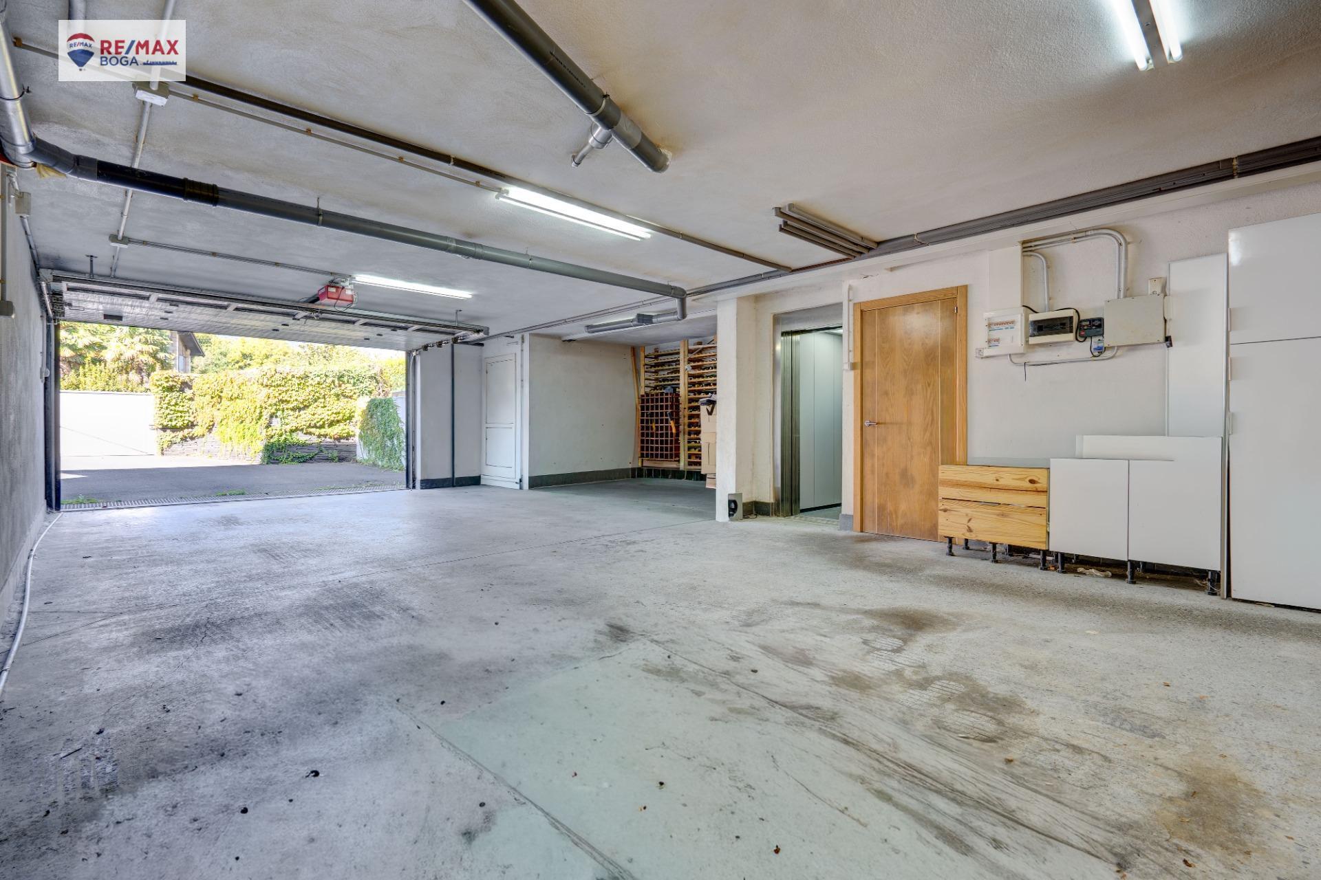 EXCLUSIVA VILLA ADOSADA (EN ESQUINA), UBICADA EN EL GOLF DE HONDARRIBIA