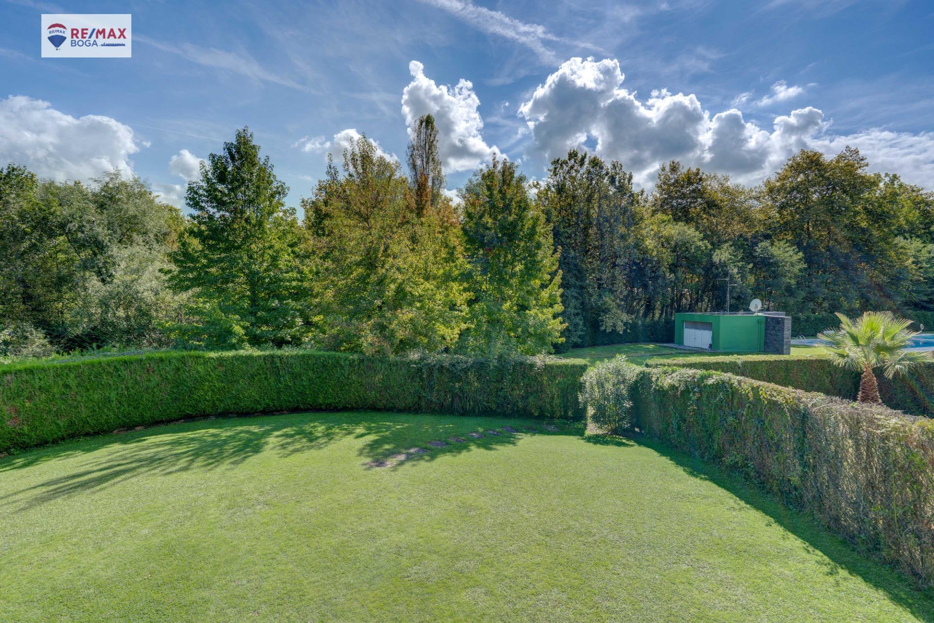 EXCLUSIVA VILLA ADOSADA (EN ESQUINA), UBICADA EN EL GOLF DE HONDARRIBIA