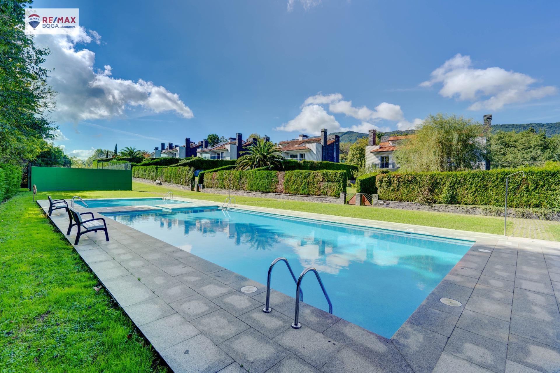 EXCLUSIVA VILLA ADOSADA (EN ESQUINA), UBICADA EN EL GOLF DE HONDARRIBIA