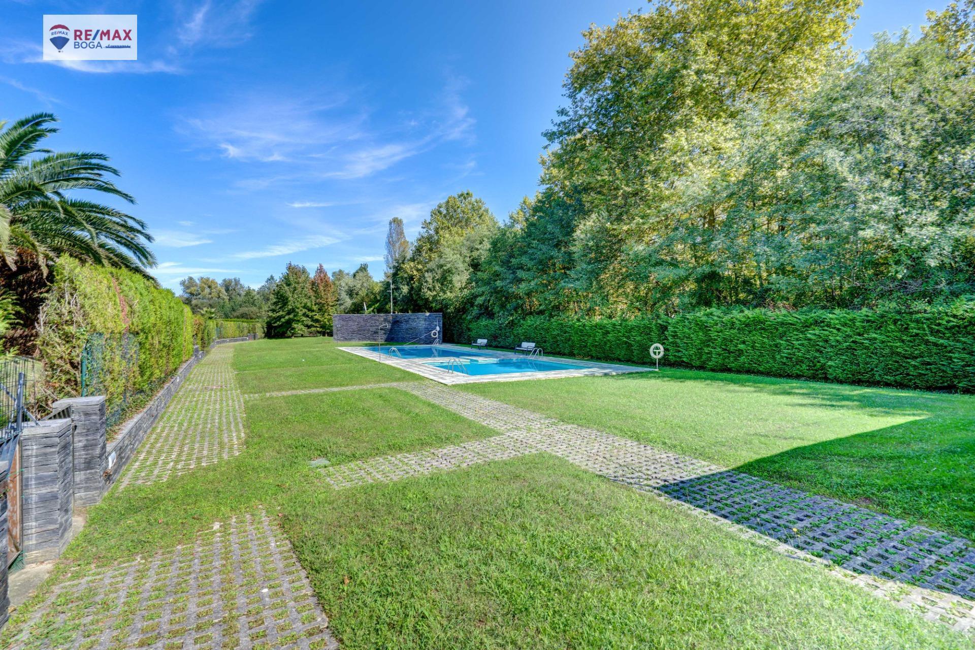 EXCLUSIVA VILLA ADOSADA (EN ESQUINA), UBICADA EN EL GOLF DE HONDARRIBIA