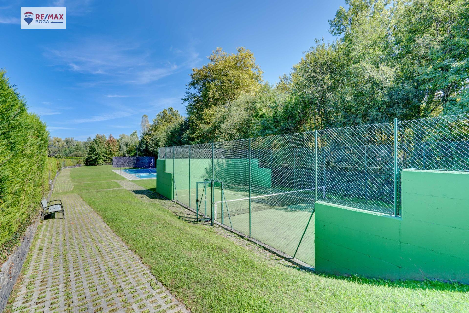 EXCLUSIVA VILLA ADOSADA (EN ESQUINA), UBICADA EN EL GOLF DE HONDARRIBIA
