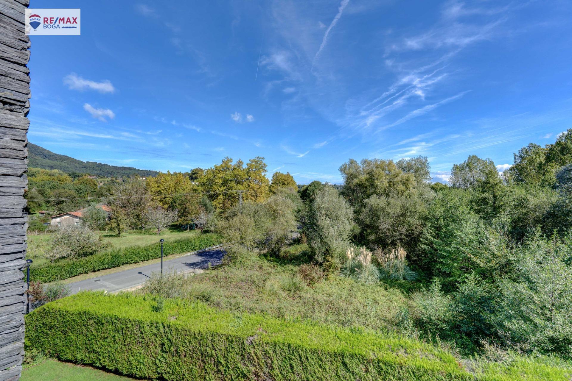 EXCLUSIVA VILLA ADOSADA (EN ESQUINA), UBICADA EN EL GOLF DE HONDARRIBIA