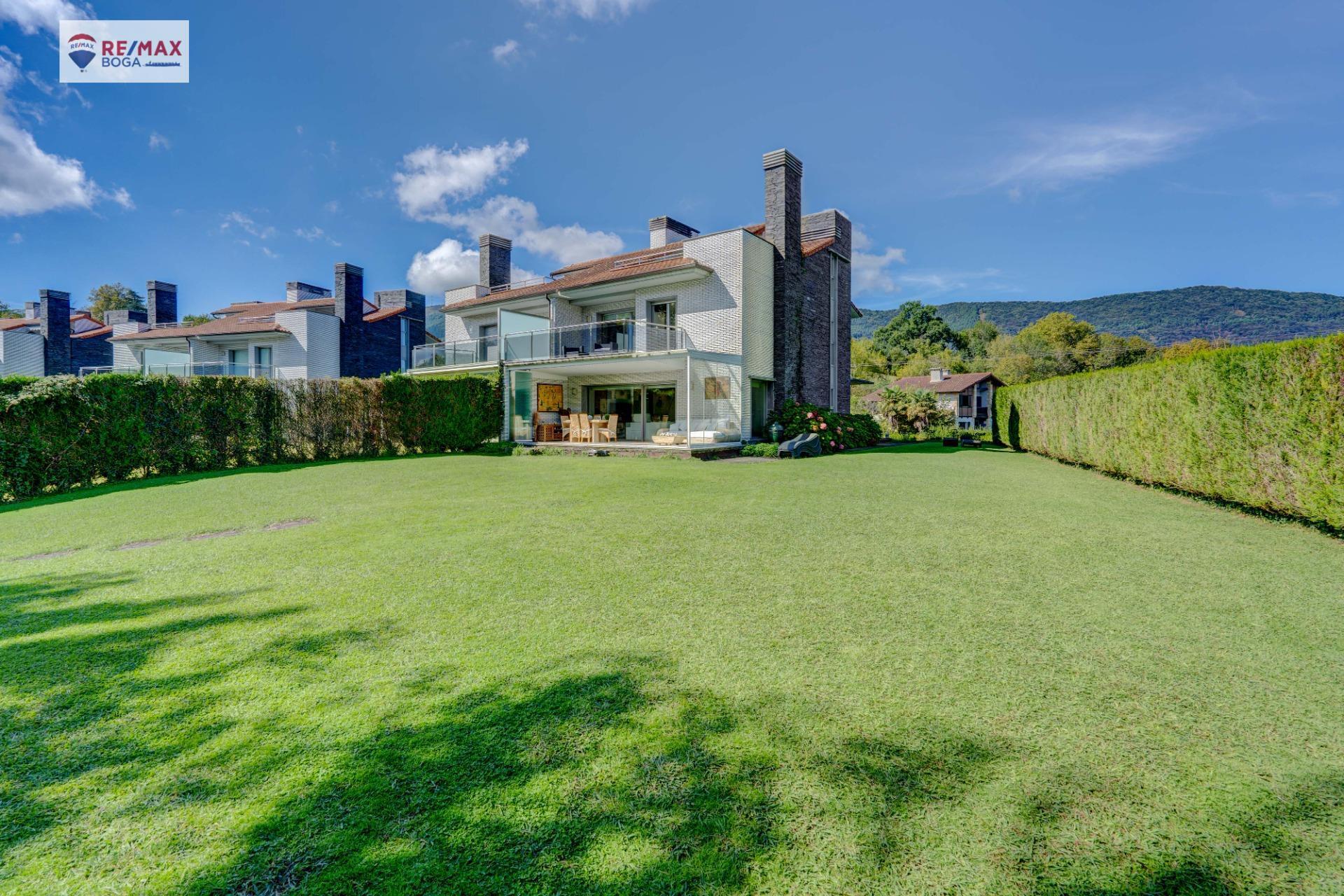 EXCLUSIVA VILLA ADOSADA (EN ESQUINA), UBICADA EN EL GOLF DE HONDARRIBIA
