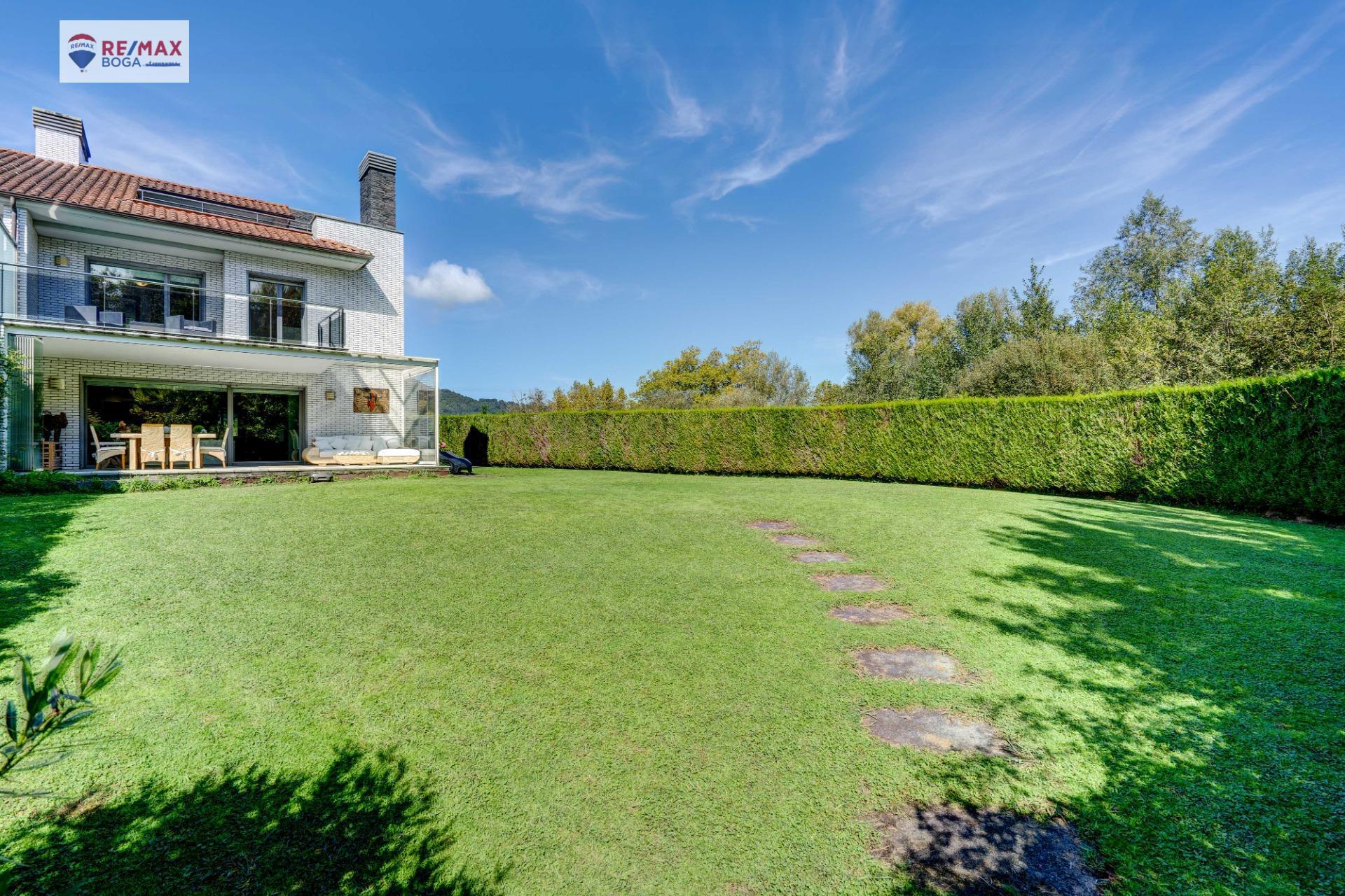 EXCLUSIVA VILLA ADOSADA (EN ESQUINA), UBICADA EN EL GOLF DE HONDARRIBIA