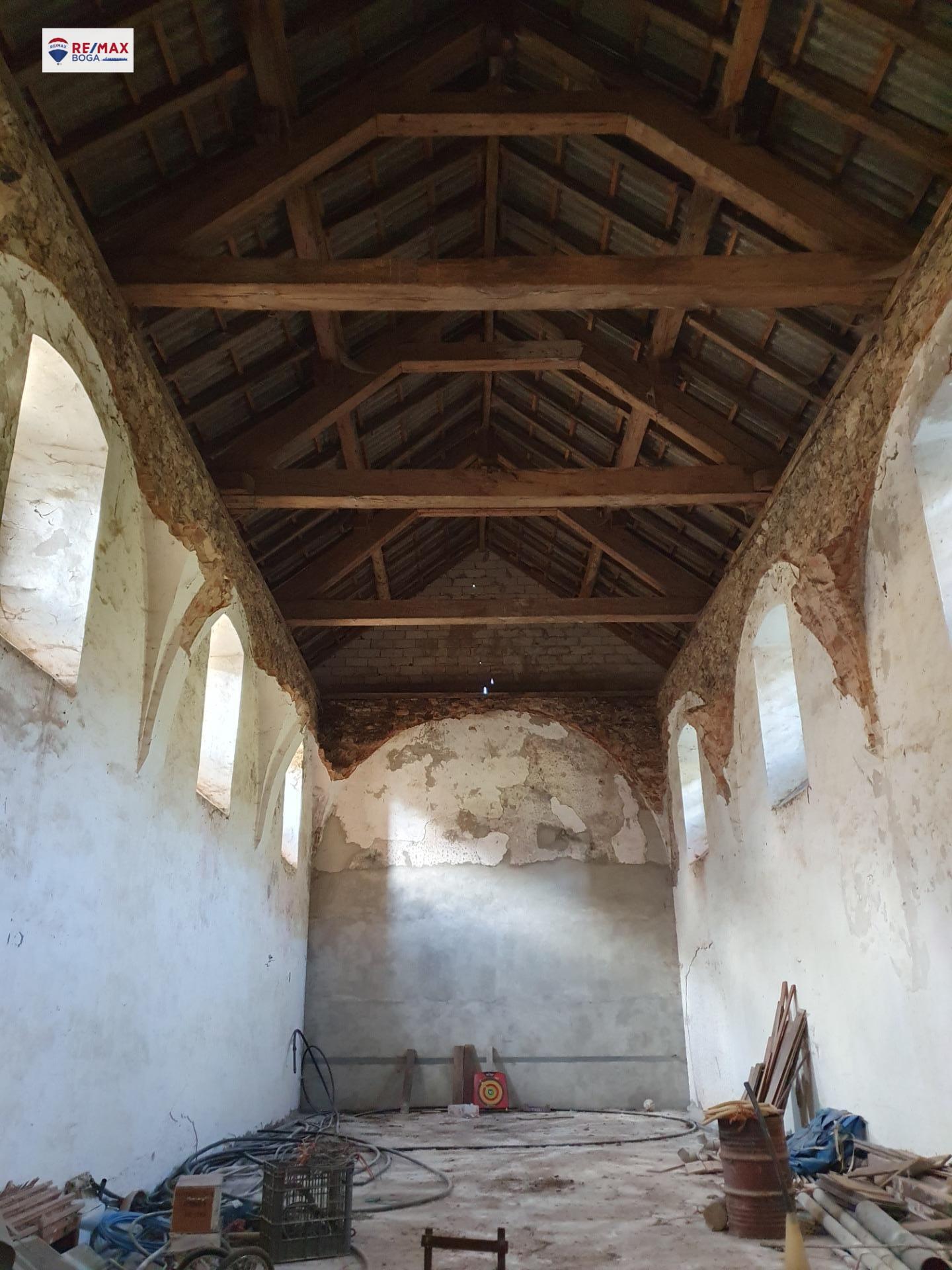 Edificio de antigua Iglesia para reformar.