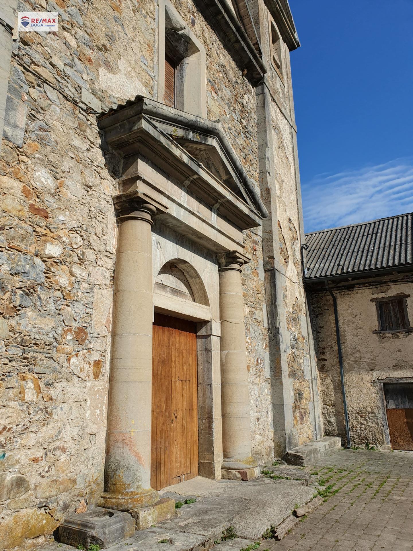 Edificio de antigua Iglesia para reformar.