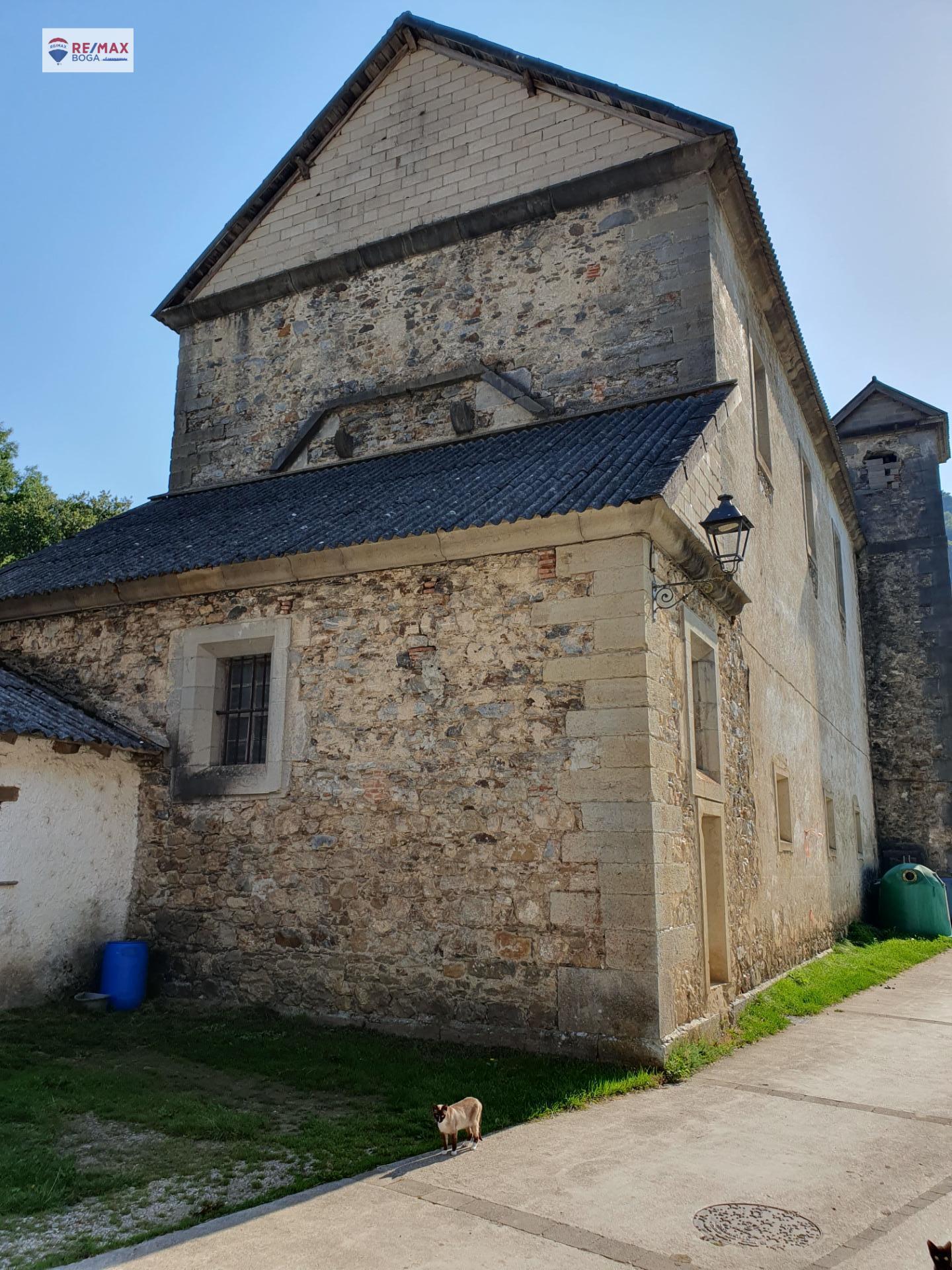 Edificio de antigua Iglesia para reformar.