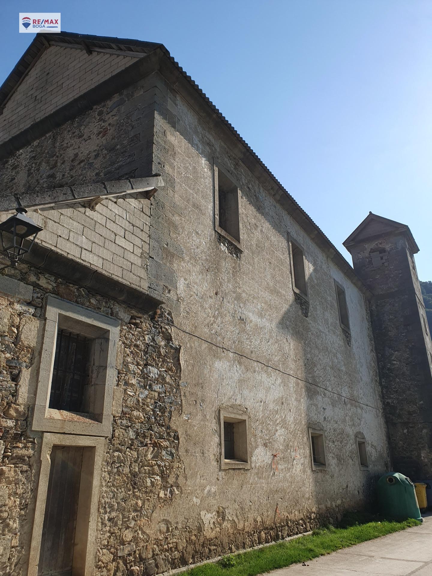 Edificio de antigua Iglesia para reformar.