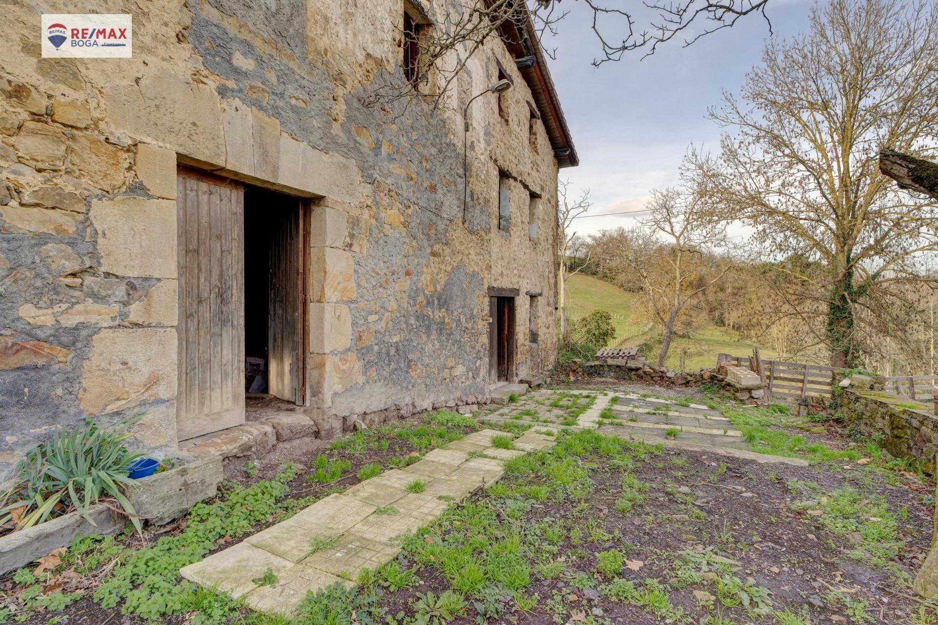 Caserío con 10 hectareas de terreno en Gabiria.