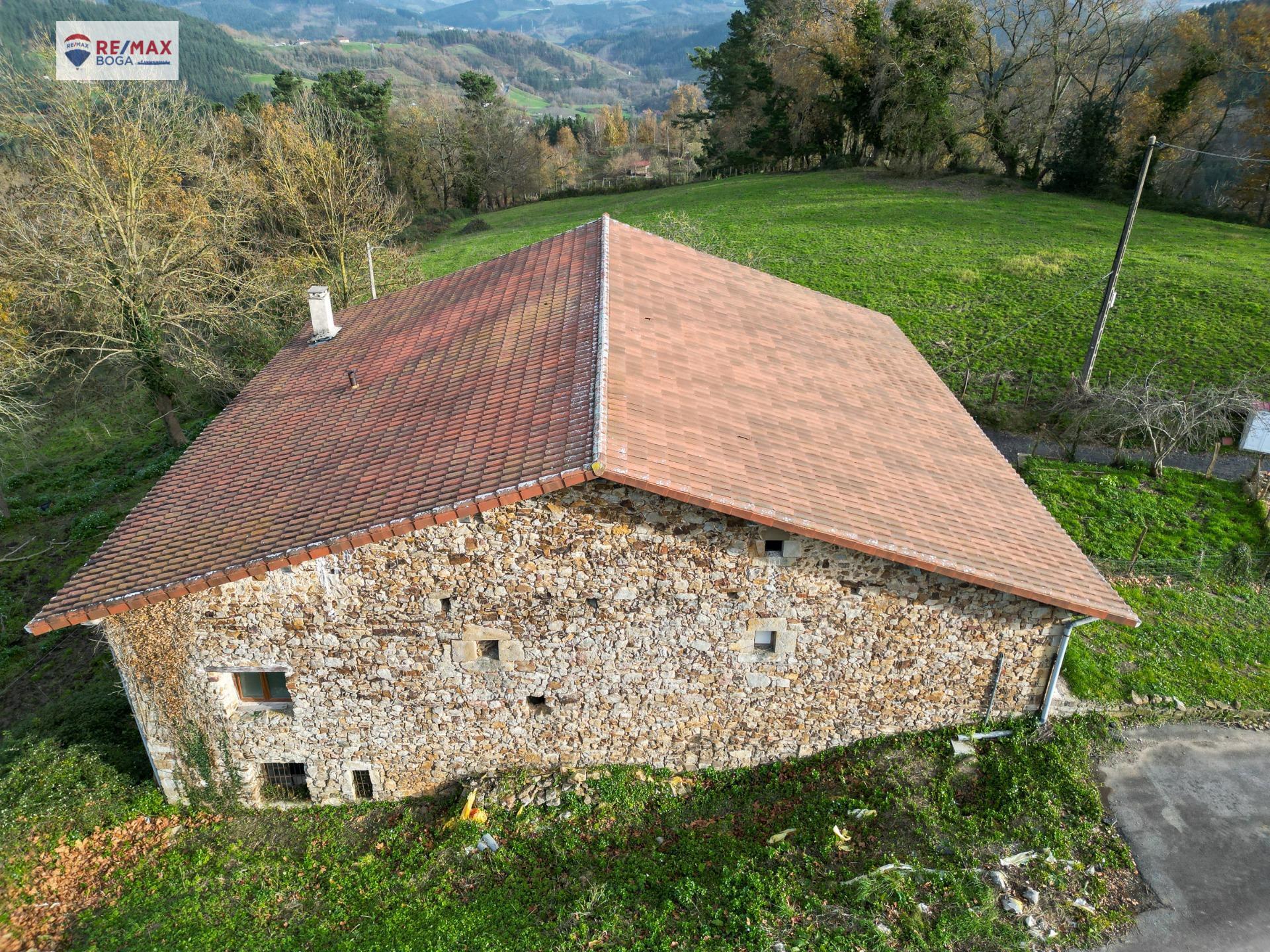 Caserío con 10 hectareas de terreno en Gabiria.