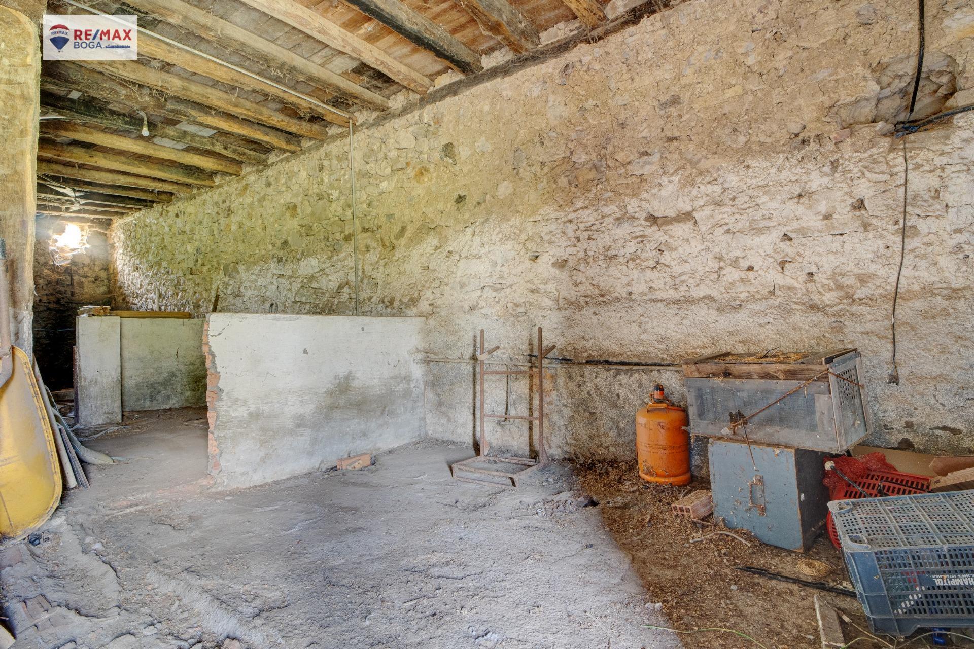 Caserío con 10 hectareas de terreno en Gabiria.