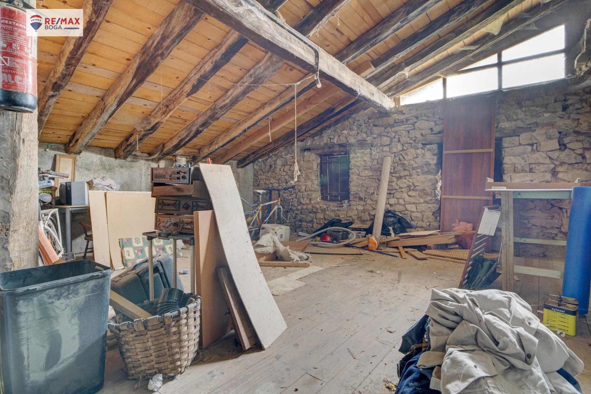 Caserío con 10 hectareas de terreno en Gabiria.