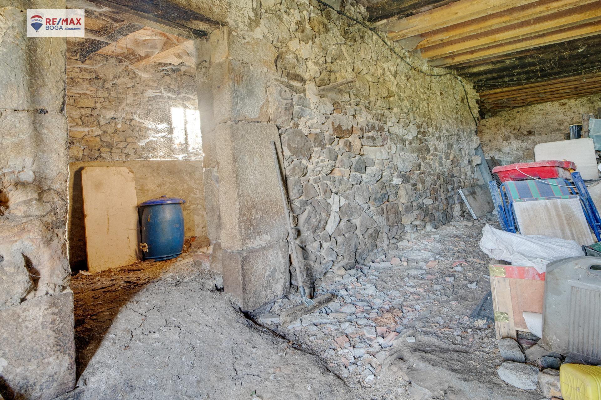 Caserío con 10 hectareas de terreno en Gabiria.